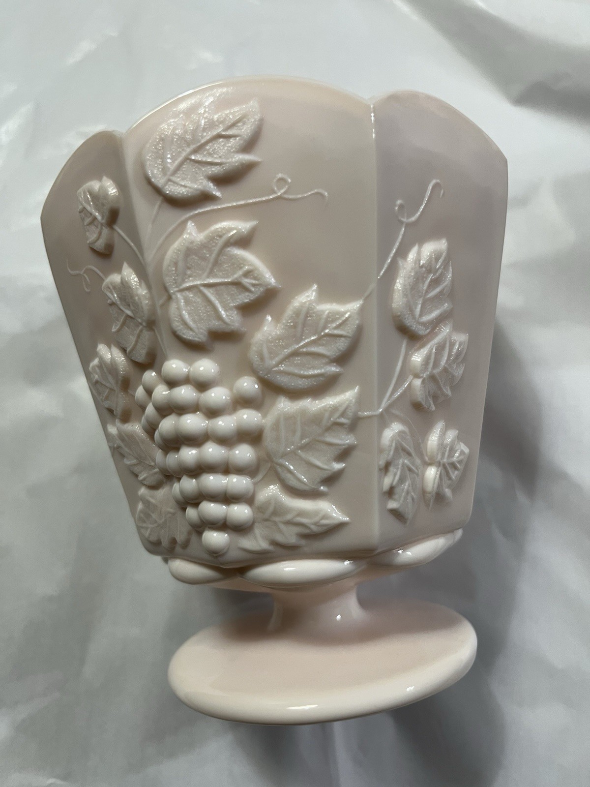 Jeanette Napco Shell Pink Milk Glass Vase W/ Grapes/leaves. Gorgeous./no Chips Jeanette Napco Shell Pink Milk Glass Vase W/ Grapes/leaves. Gorgeous./no Chips