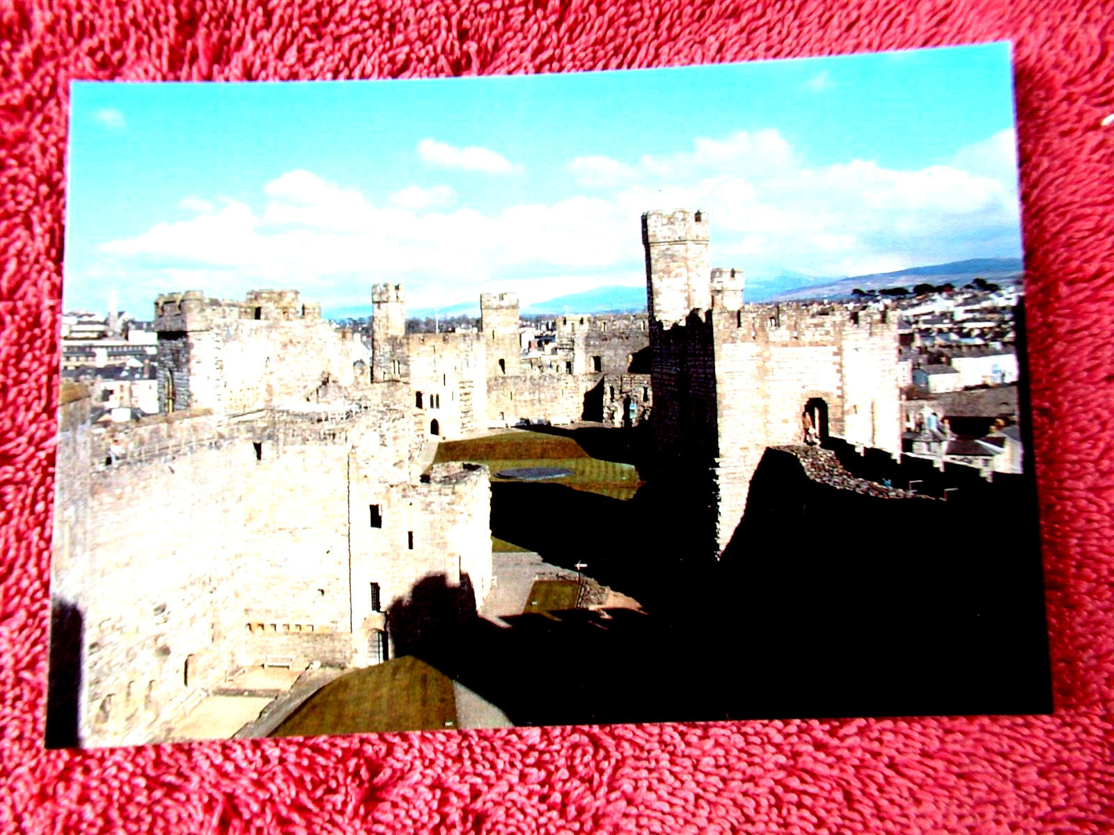 THE CASTLE  AND TOWN OF CAERNARTON   WALES  198Os  COLOUR  POSTCARD [525]