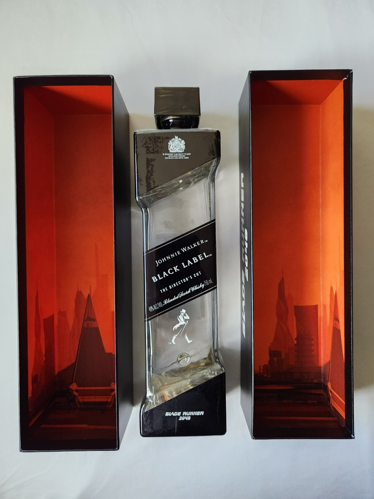 JOHNNIE WALKER BLACK LABEL THE DIRECTOR\'S CUT BLADE RUNNER 2049 BOTTLE #1005