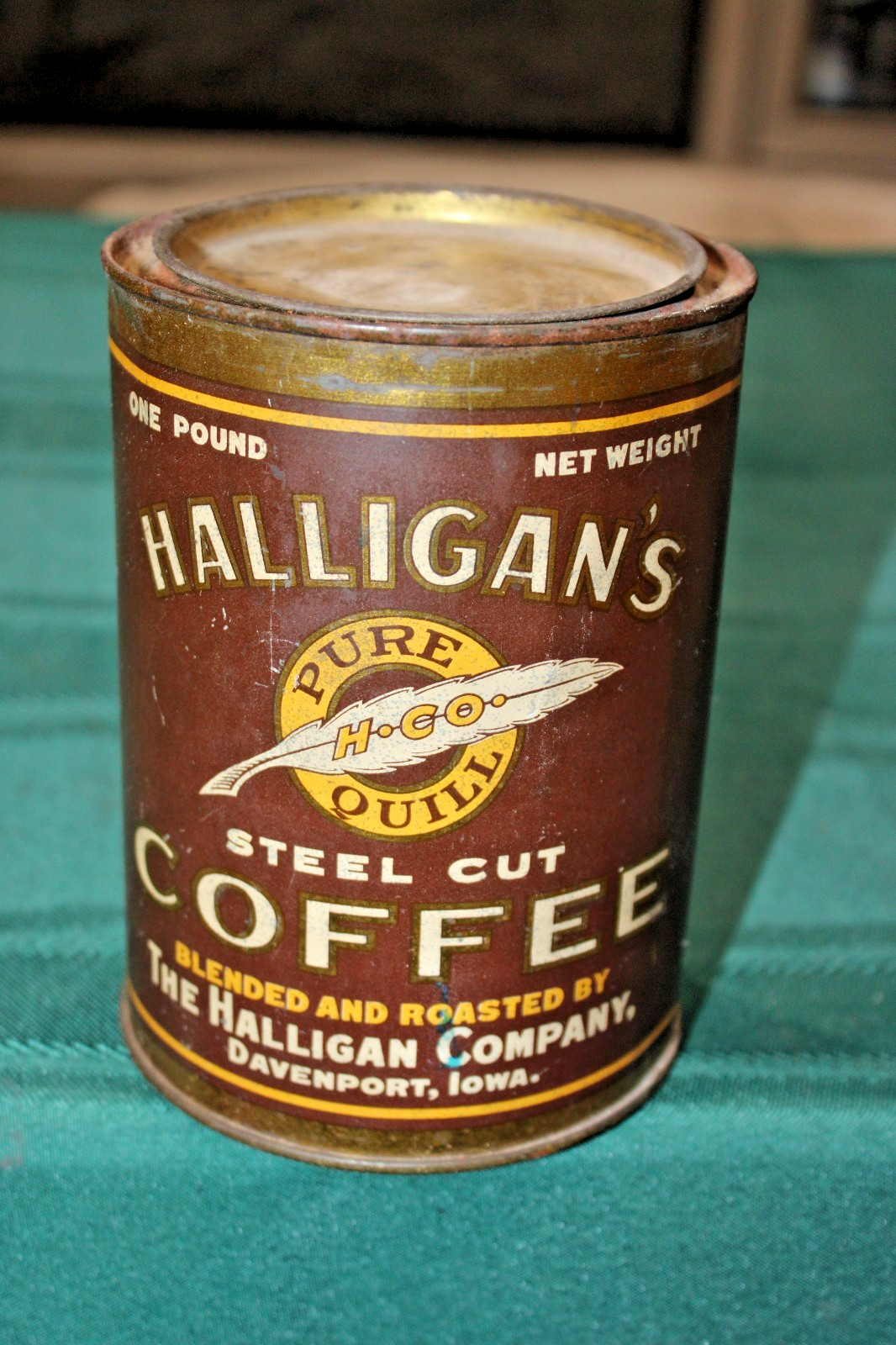 ANTIQUE HALLIGAN'S PURE QUILL STEEL CUT COFFEE 1 POUND TIN DAVENPORT IOWA IA CAN ANTIQUE HALLIGAN'S PURE QUILL STEEL CUT COFFEE 1 POUND TIN DAVENPORT IOWA IA CAN