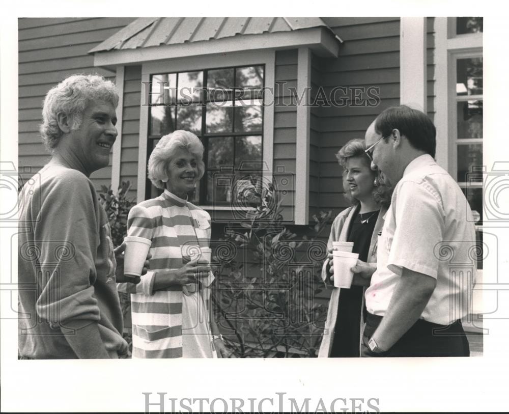 1989 Press Photo Mandeville Area Chamber of Commerce members during get together 1989 Press Photo Mandeville Area Chamber of Commerce members during get together