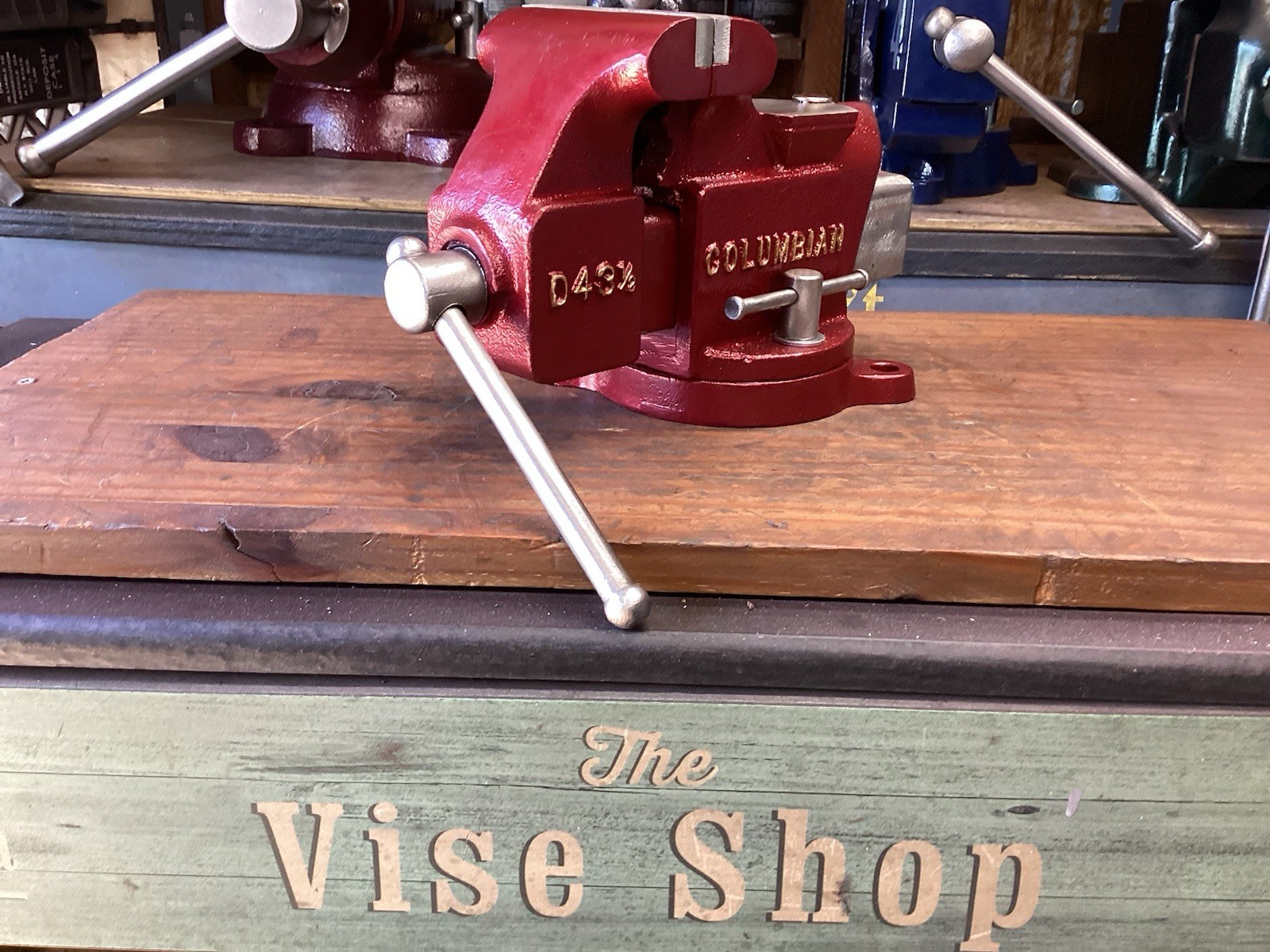 RESTORED VINTAGE  COLUMBIAN   D43 1/2 BENCH VISE 3 1/2 In JAWS  17 Lb USA