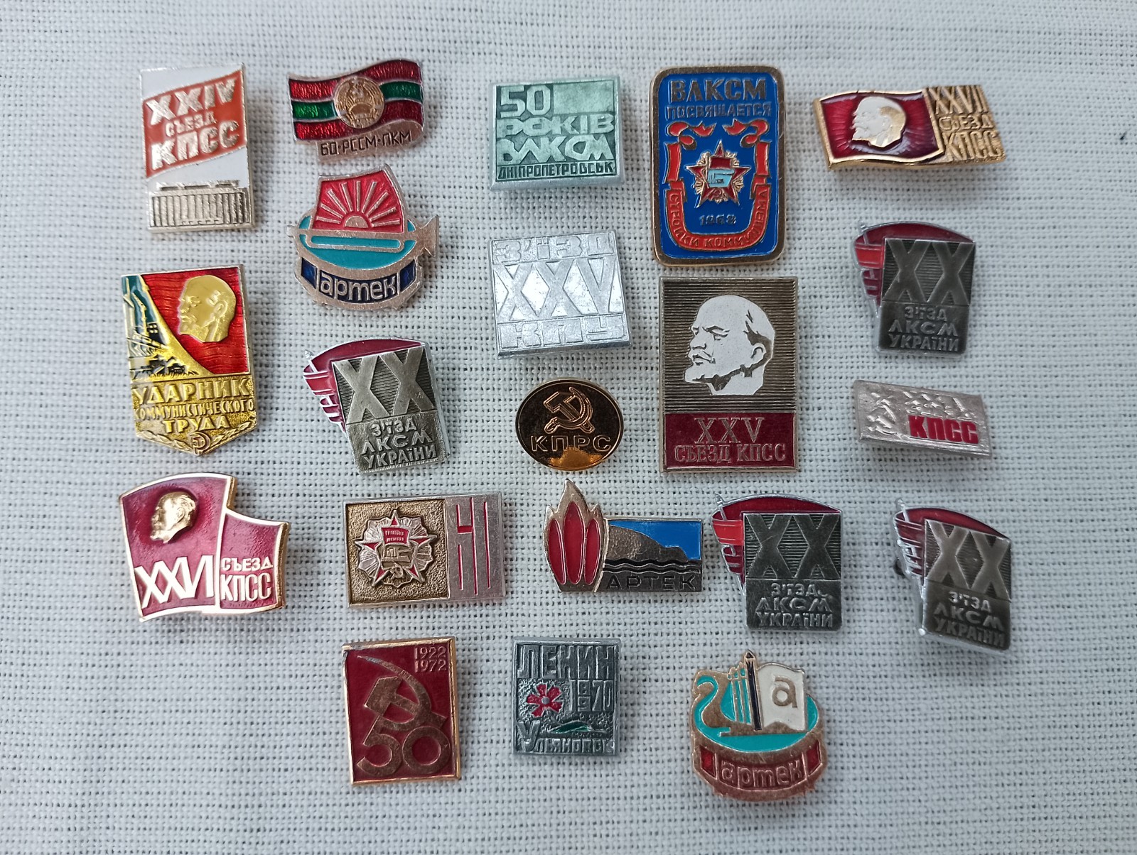 A mini collection of Soviet-era badges: Lenin, Communist, propaganda. Lot - 3.