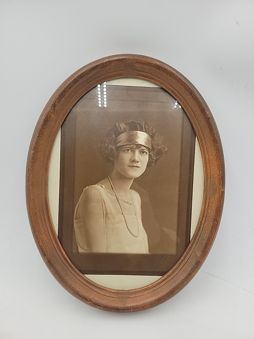 ANTIQUE 1920s Stunning Photo Pretty Young Woman Flapper Style Hair, Oval Frame