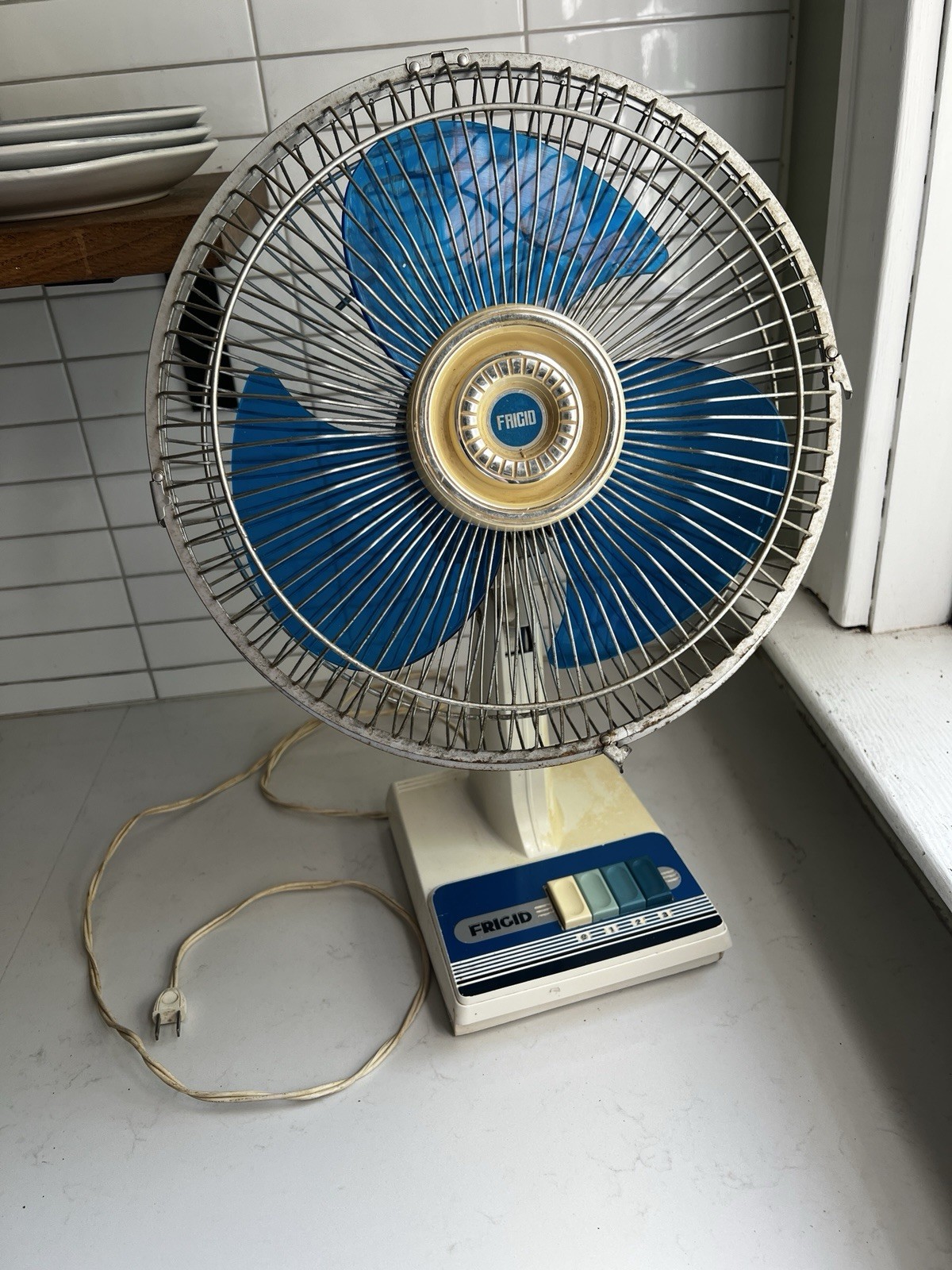 Vintage Frigid Blue Blade Oscillating 12” Fan FD123 Floor Table 3-Speed Rotating