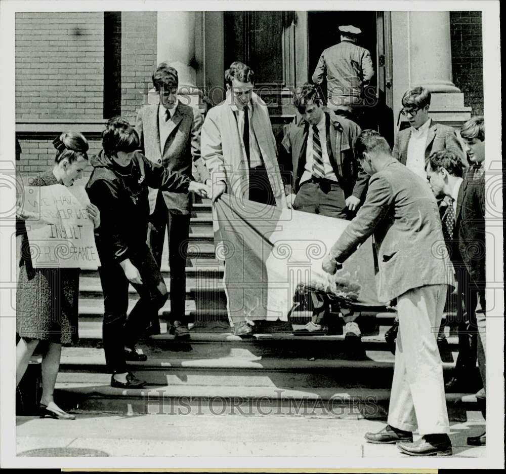 1967 Press Photo Protesters Burn French Flag in Retaliation to France, MA 1967 Press Photo Protesters Burn French Flag in Retaliation to France, MA