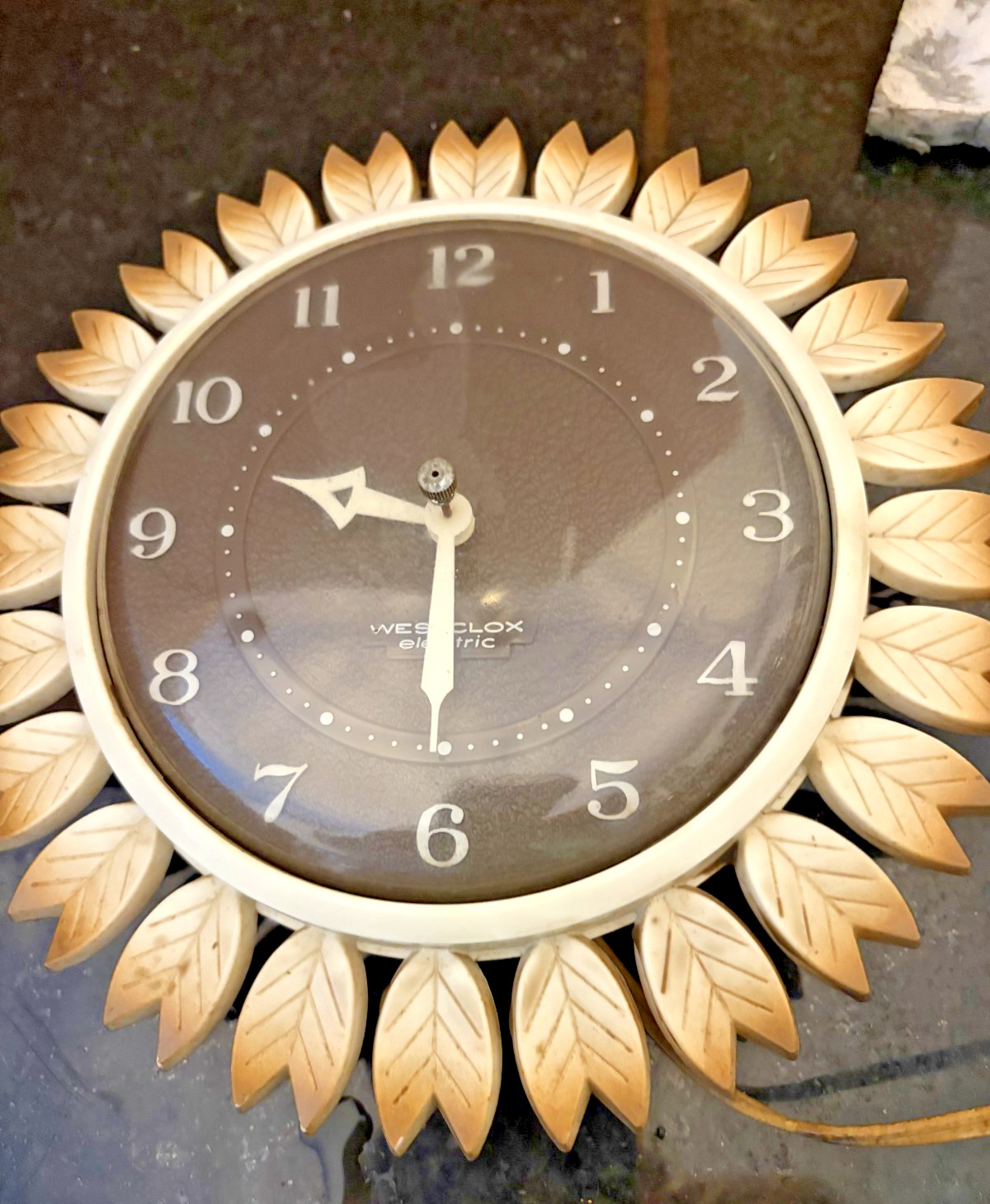 Vintage Westclox Electric Wall Clock Leaf Sunburst 9 Vintage Westclox Electric Wall Clock Leaf Sunburst 9