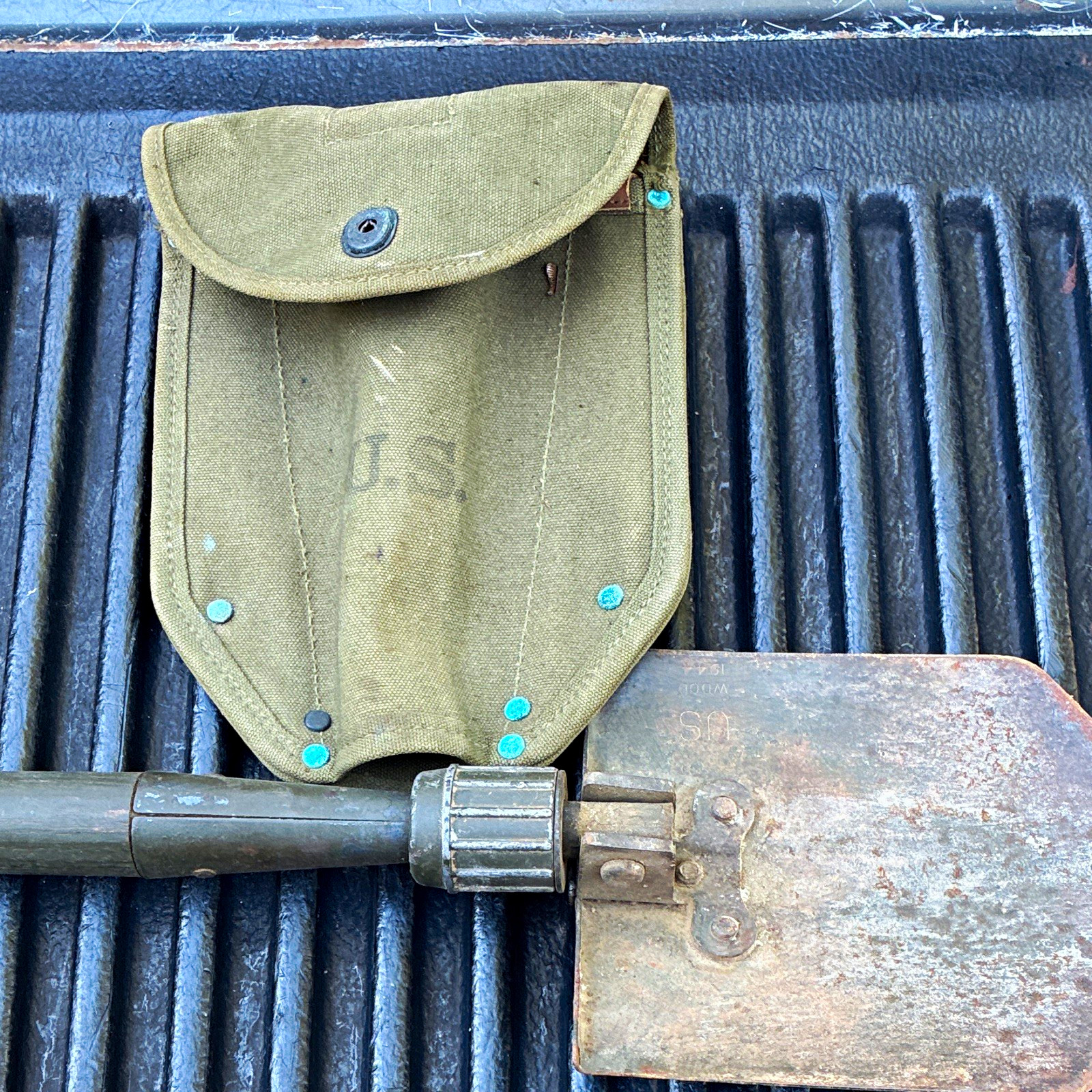 WWII U.S. Folding Entrenching Tool Shovel w/ Canvas Cover WWII U.S. Folding Entrenching Tool Shovel w/ Canvas Cover
