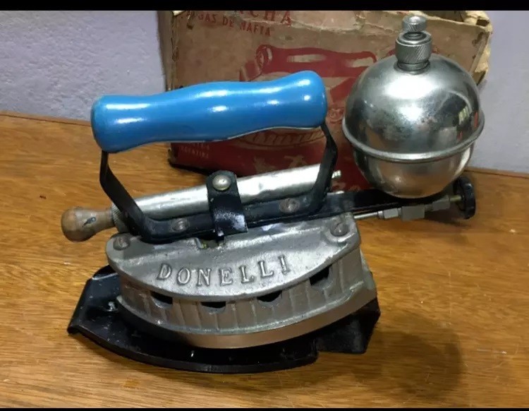ARGENTINA year 1930s  antique clothes IRON + base & pump 