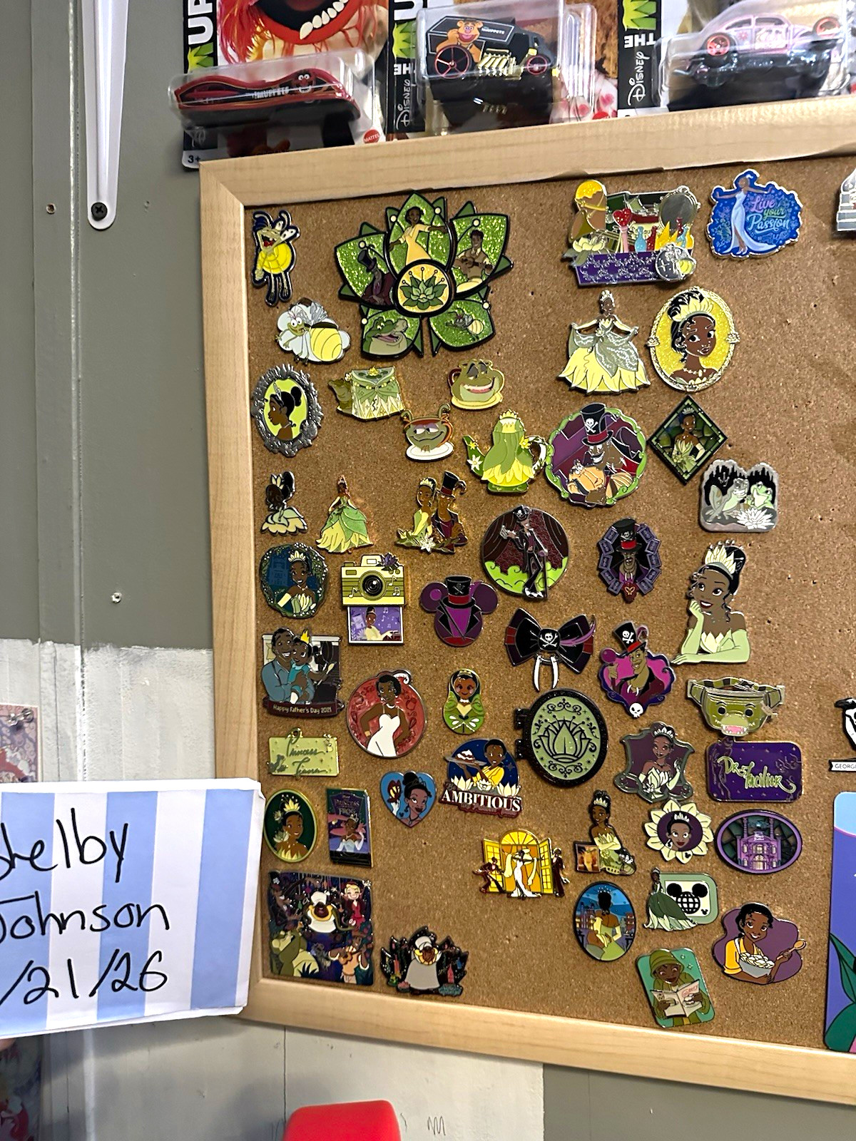 Disney pin lot of over 100 pins. Very good condition on all pins.