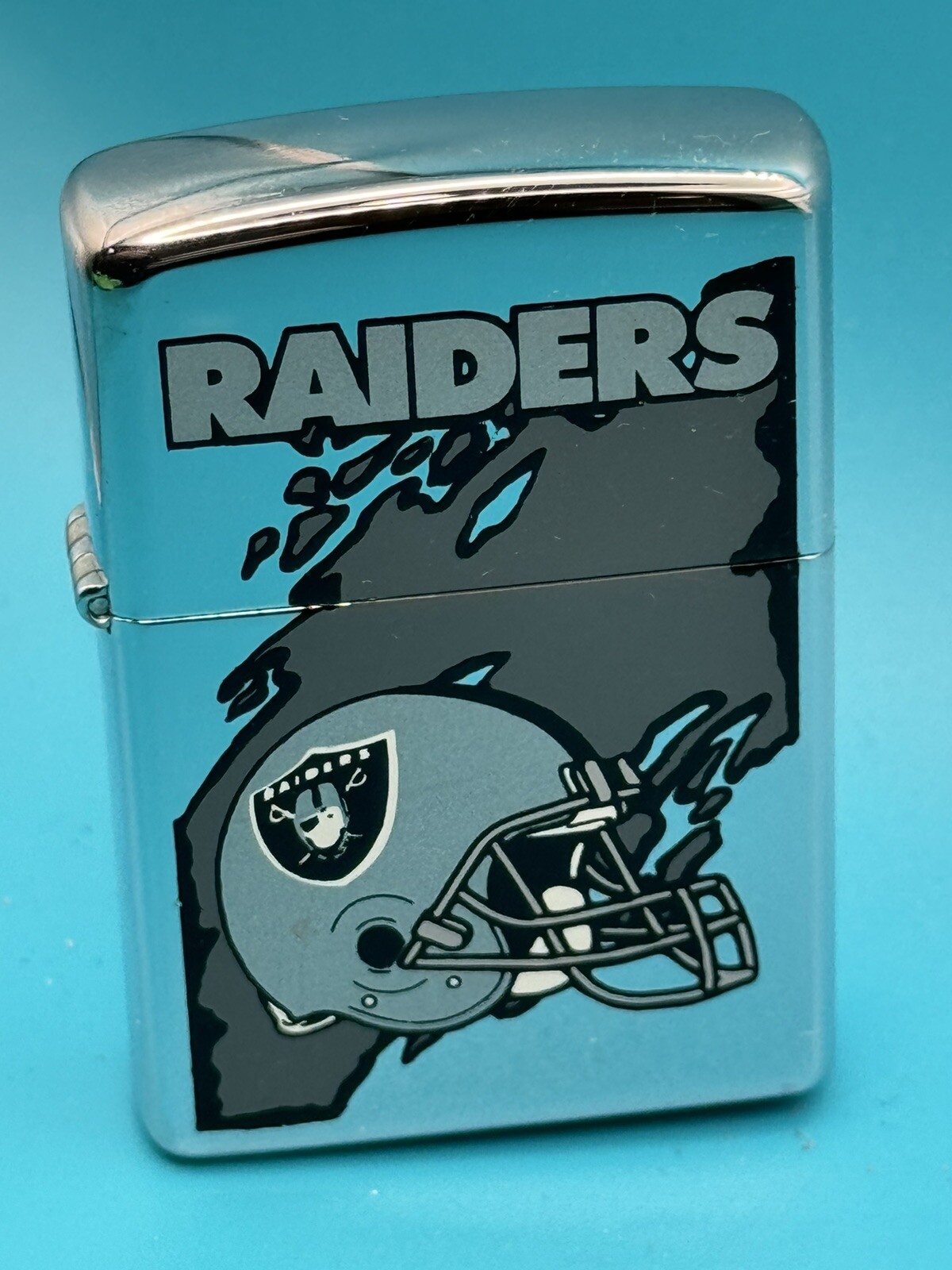 Vintage 1997 Oakland Raiders NFL High Polish Chrome Zippo Lighter NEW