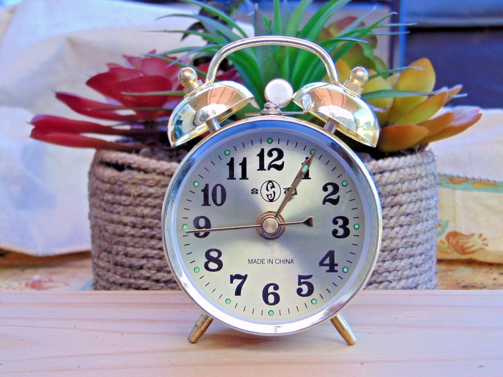 Gold Old Fashioned Alarm Clock Wind Up No Batteries Required USA Stock Twin Bell Gold Old Fashioned Alarm Clock Wind Up No Batteries Required USA Stock Twin Bell