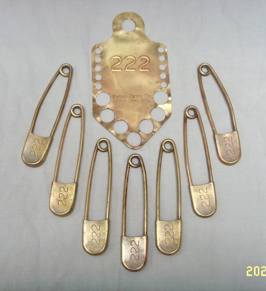 VTG KEYES-DAVIS BRASS US MILITARY LAUNDRY PIN HOLDER W/ 7 PINS NO. 222