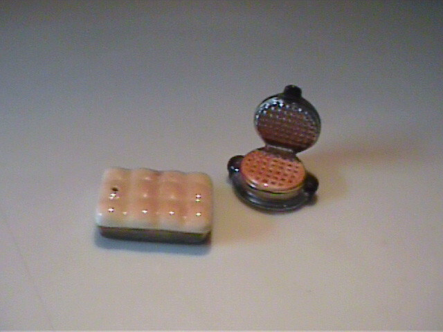 VINTAGE 1960'S MINIATURE CERAMIC ARCADIA SHAKERS WAFFLE MAKER & WAFFLES