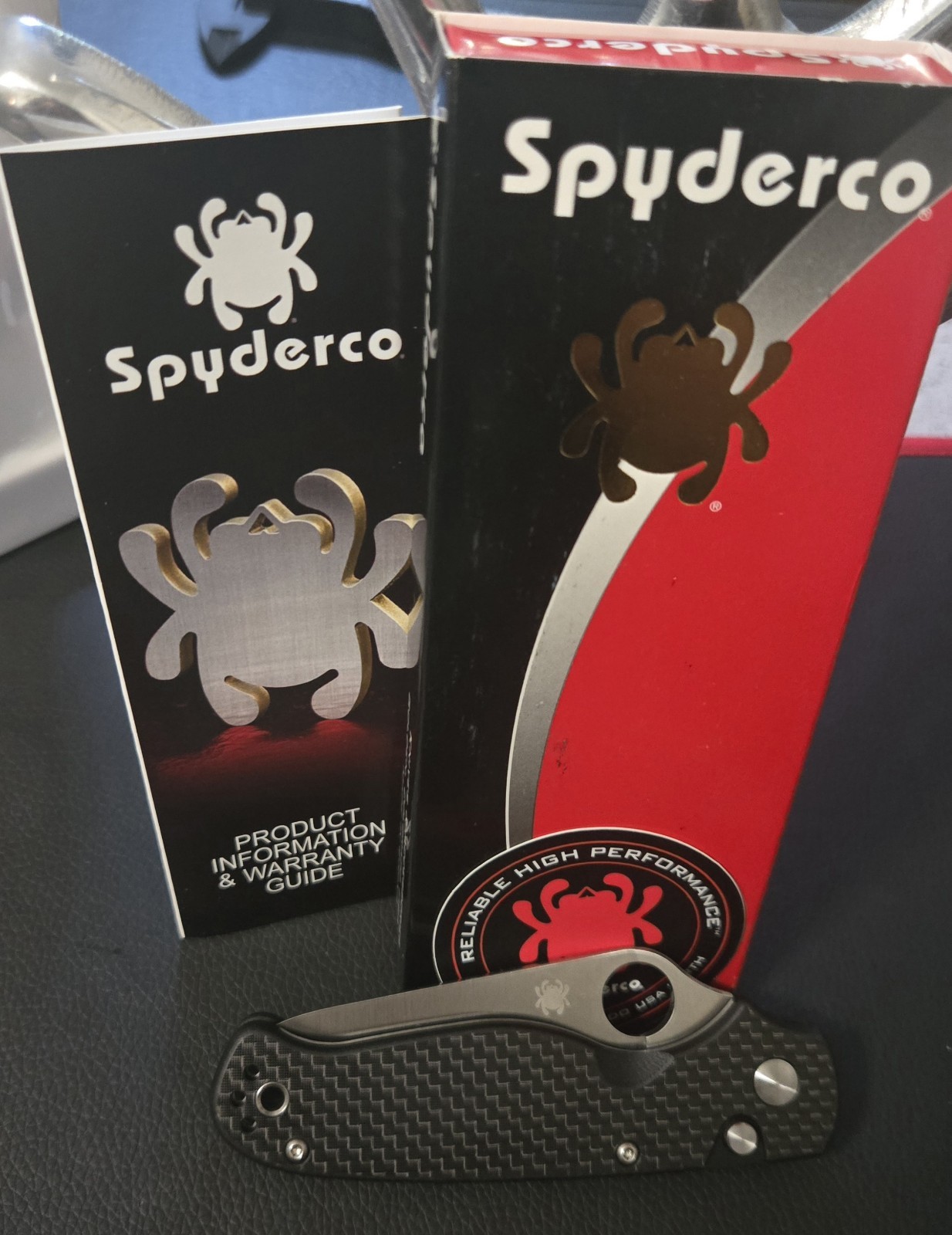 Spyderco Buttonup Carbon Fiber Plain Edge Spyderco Buttonup Carbon Fiber Plain Edge