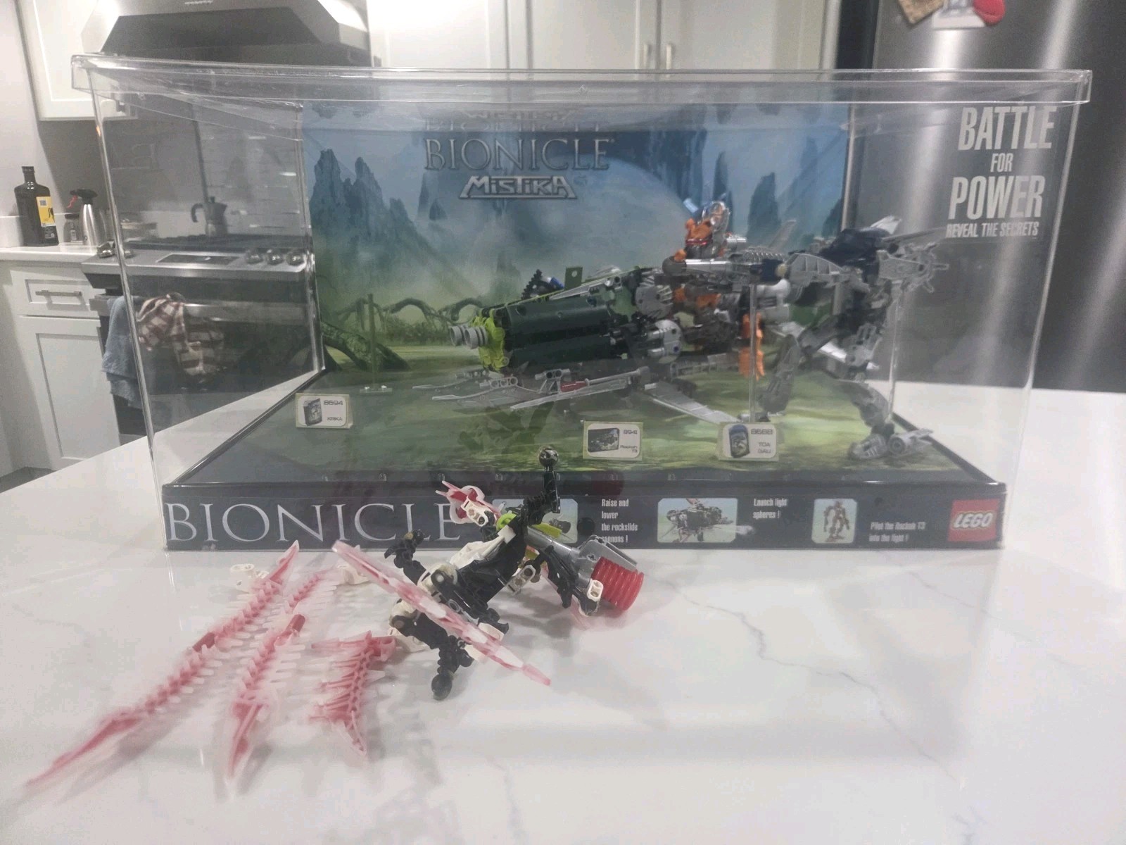 Lego Bionicle Mistika Toys R Us Display Case w/ Sets 8694, 8688, 8941 (READ) Lego Bionicle Mistika Toys R Us Display Case w/ Sets 8694, 8688, 8941 (READ)