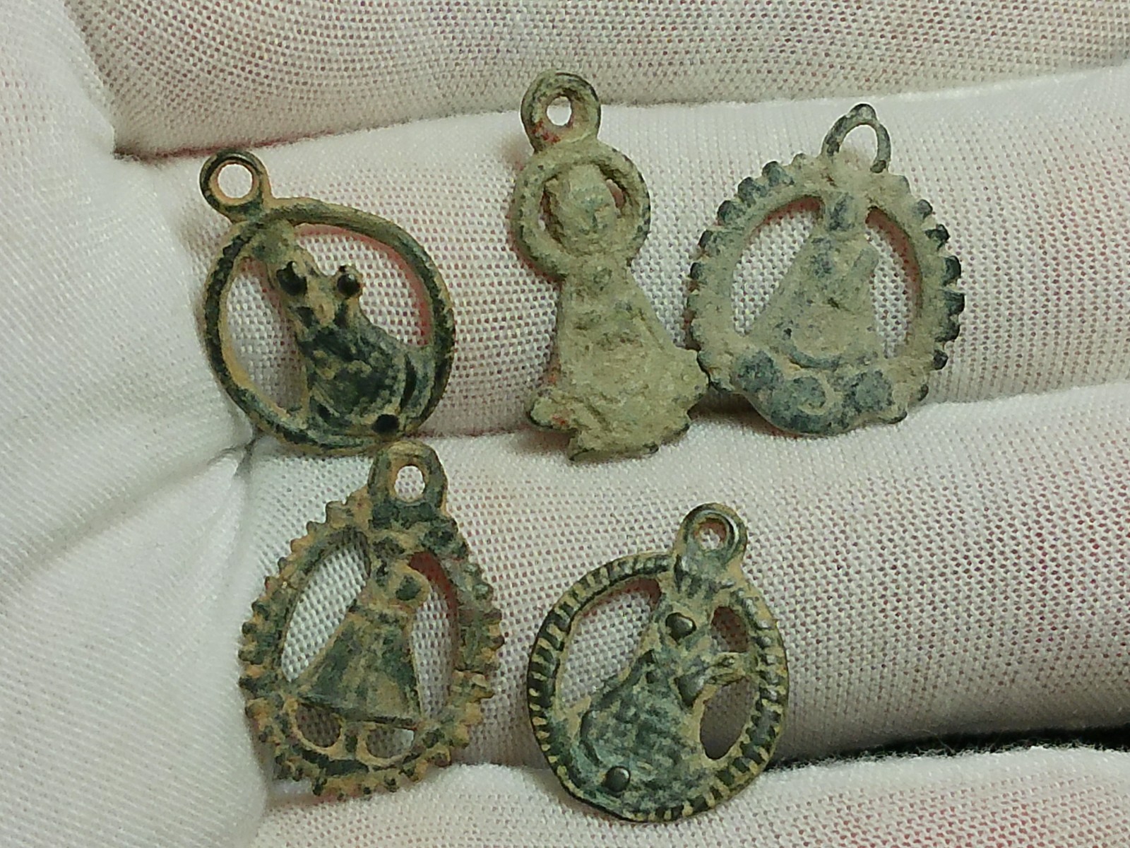Dug 17th - 18th C Spanish Colonial Pilgrimage / Devotional Medals / Pendants (5) Dug 17th - 18th C Spanish Colonial Pilgrimage / Devotional Medals / Pendants (5)