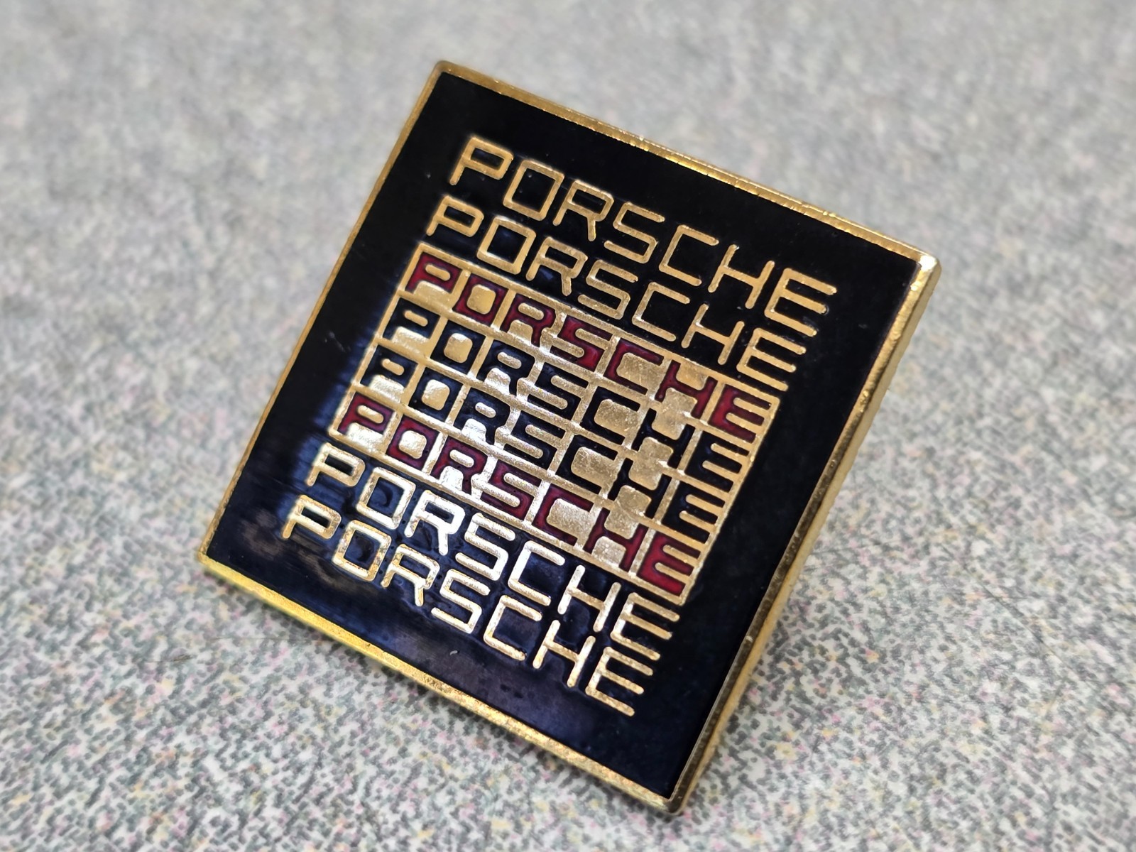 VERY NICE USED VINTAGE PORSCHE FONT CREST HAT PIN TIE TAC LAPEL PIN 21X21mm