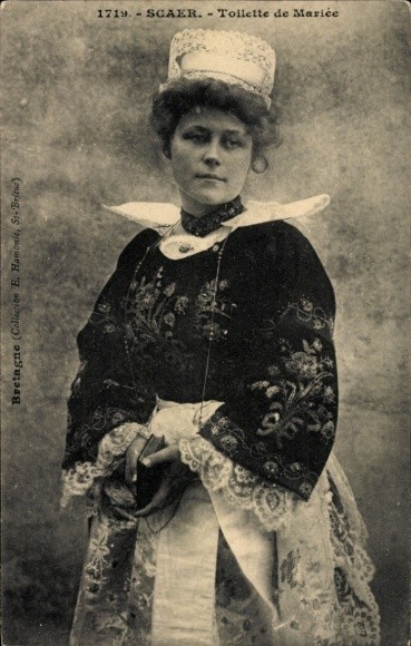 Postcard Scaër Finistère, woman in Breton costume - 4607761