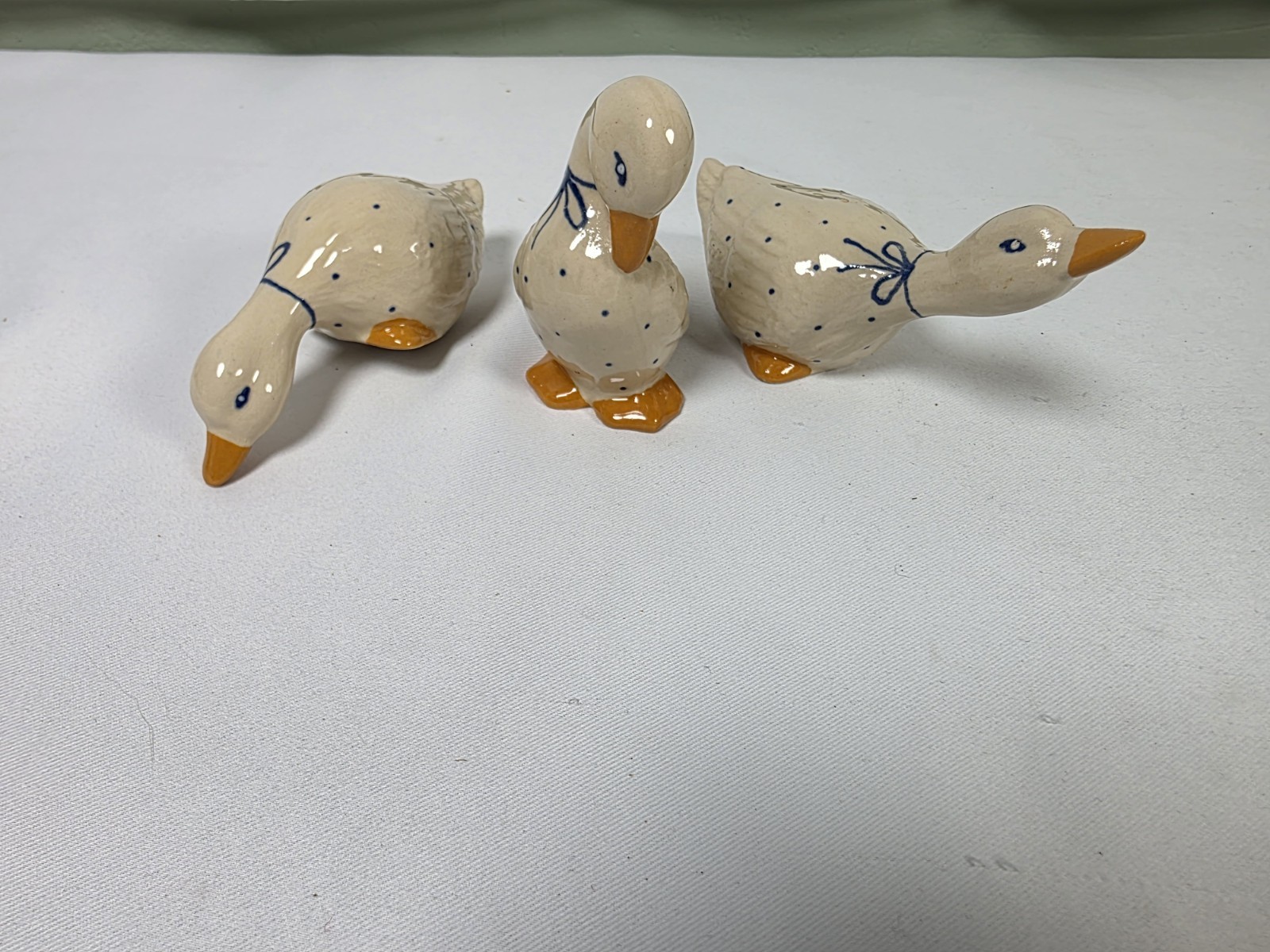 3 Ceramic White Geese Figurines 5\ 3 Ceramic White Geese Figurines 5\