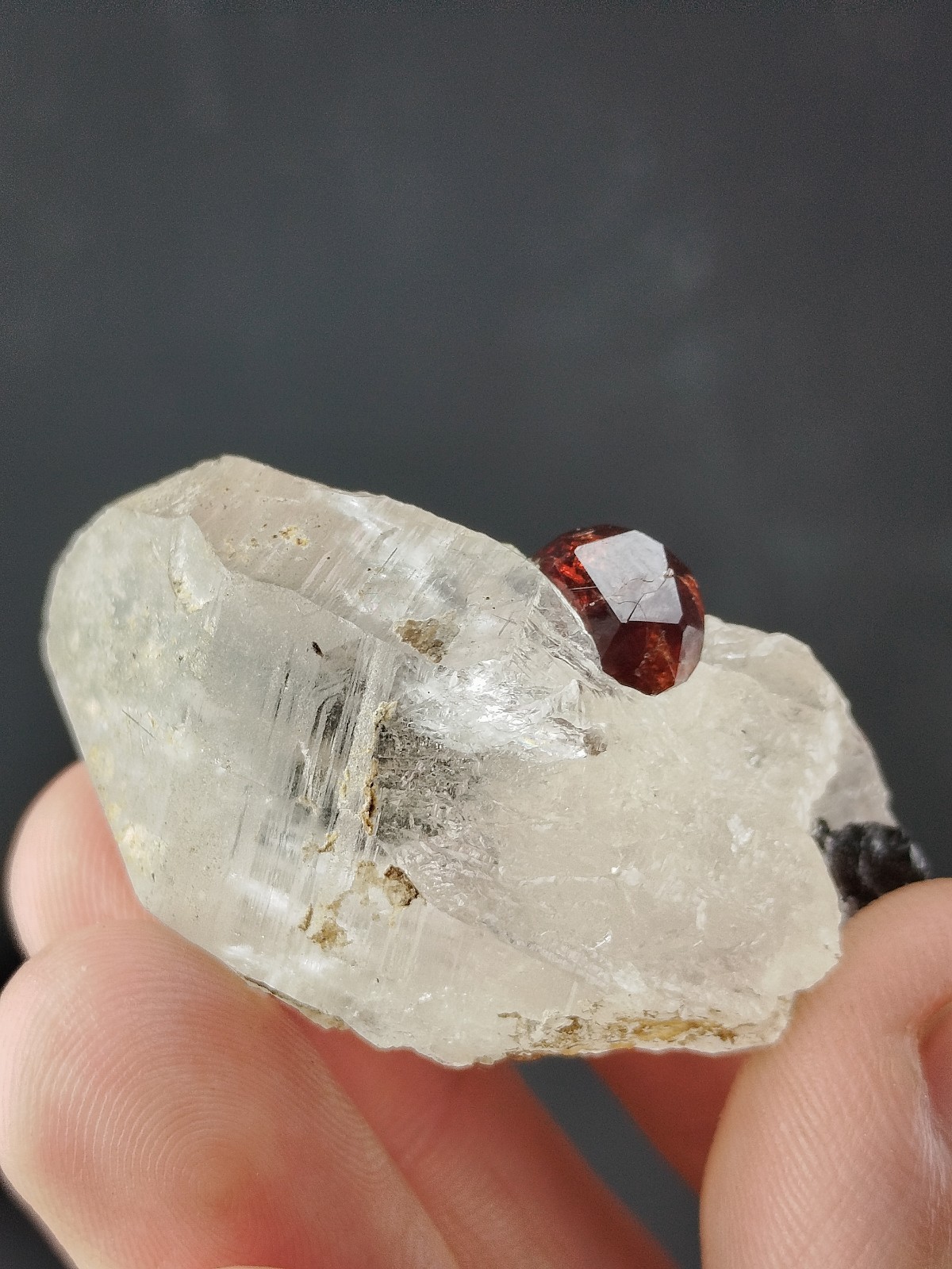 28g Natural Red Spessartite Garnet With Quartz Crystal Mineral Specimen