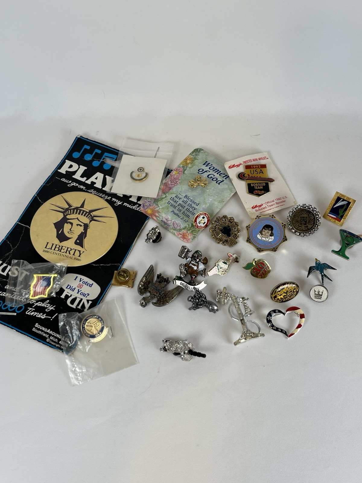 Mixed Lot Vintage Pinback Buttons & Lapel Pins, Liberty & USA Designs