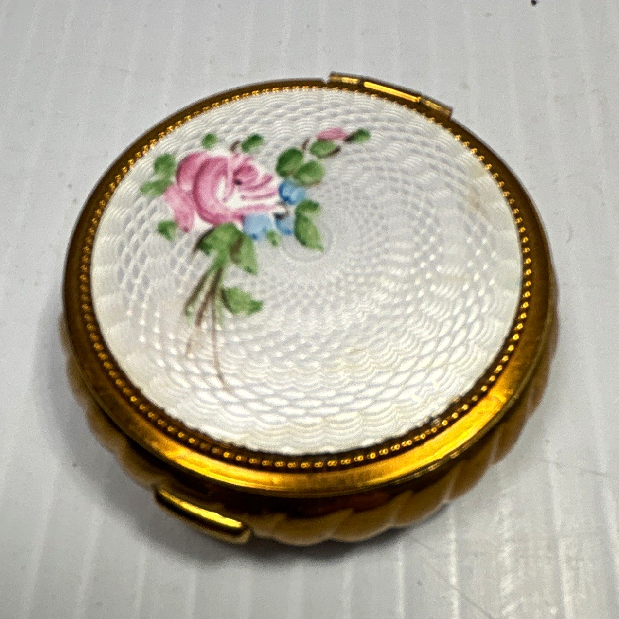 VTG White Hand Painted Guilloche Enamel Floral and Gold Tone Vanity Compact