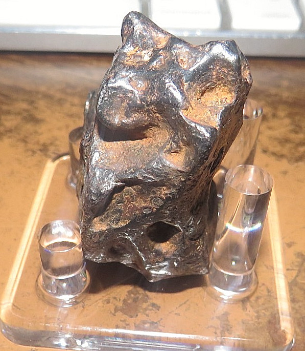 136 gm . CANYON DIABLO IRON METEORITE  MUSEUM GD ARIZONA .30 LBS  JAL stand