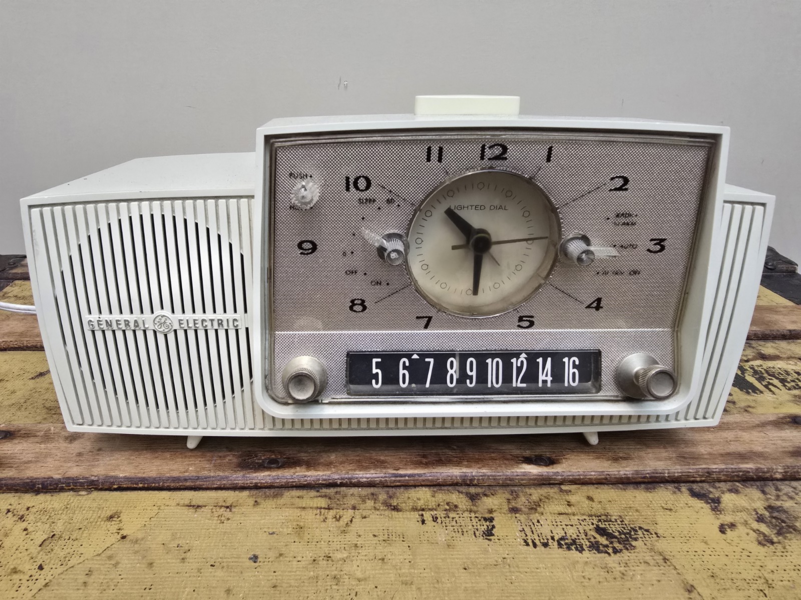 Vintage 1957 GE Clock Radio Model 912D Tube AM White Mid Century Modern WORKING