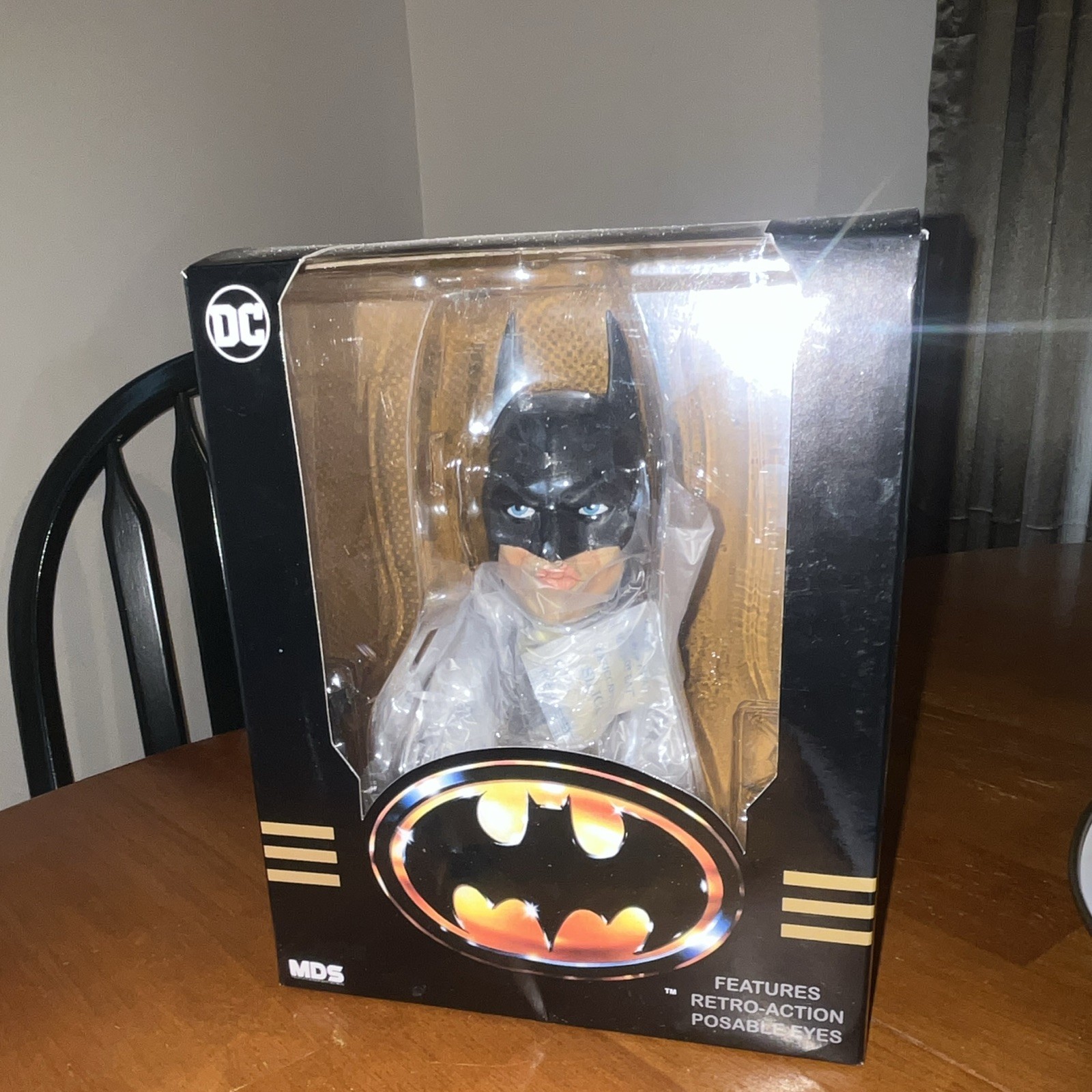 Mezco Toyz MDS Deluxe Batman (1989) DC Action Figure Deluxe Posable