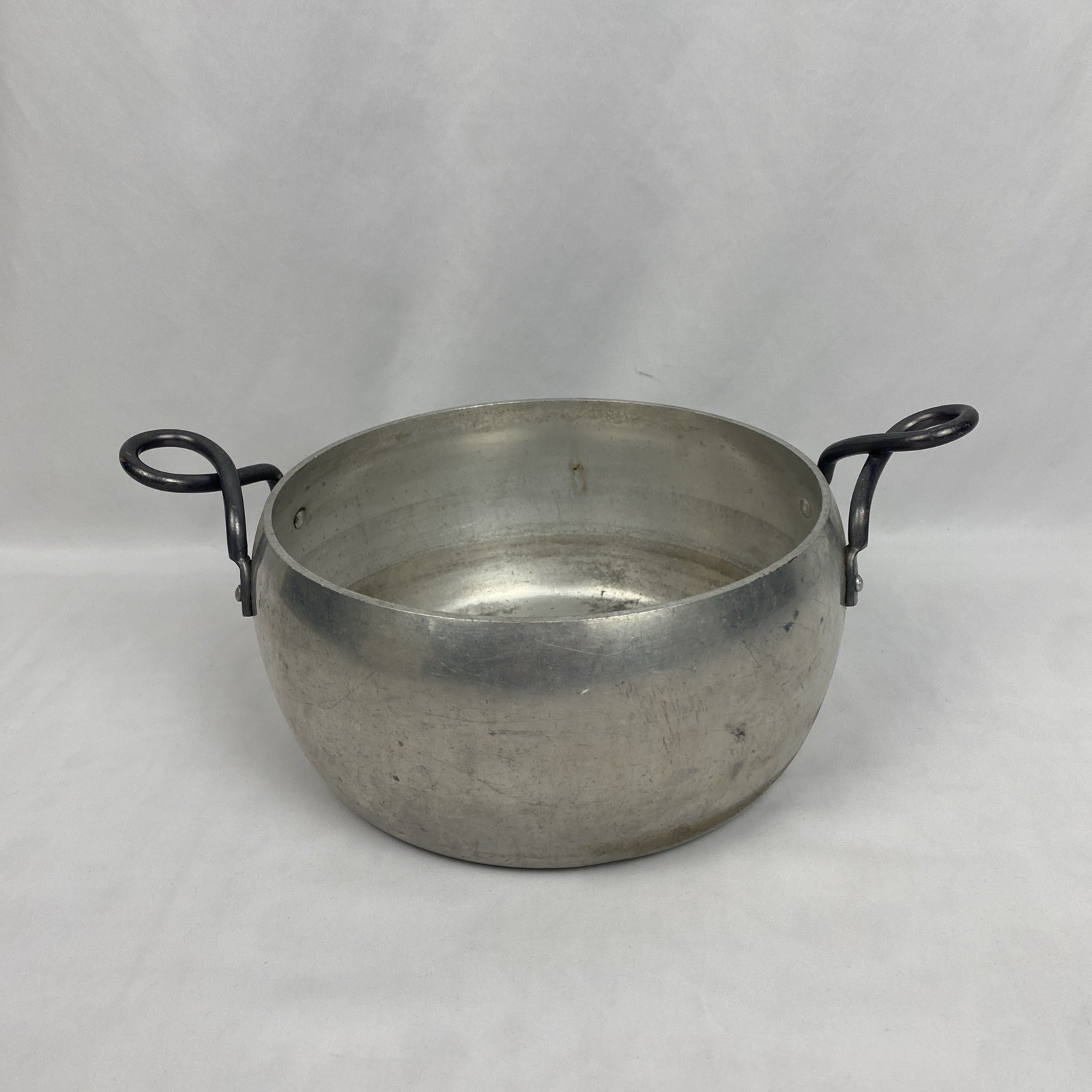 Vintage Wear-Ever Hallite No. 37906 Twisted Handle Stock Pot 5.5 Quart (NO LID) Vintage Wear-Ever Hallite No. 37906 Twisted Handle Stock Pot 5.5 Quart (NO LID)