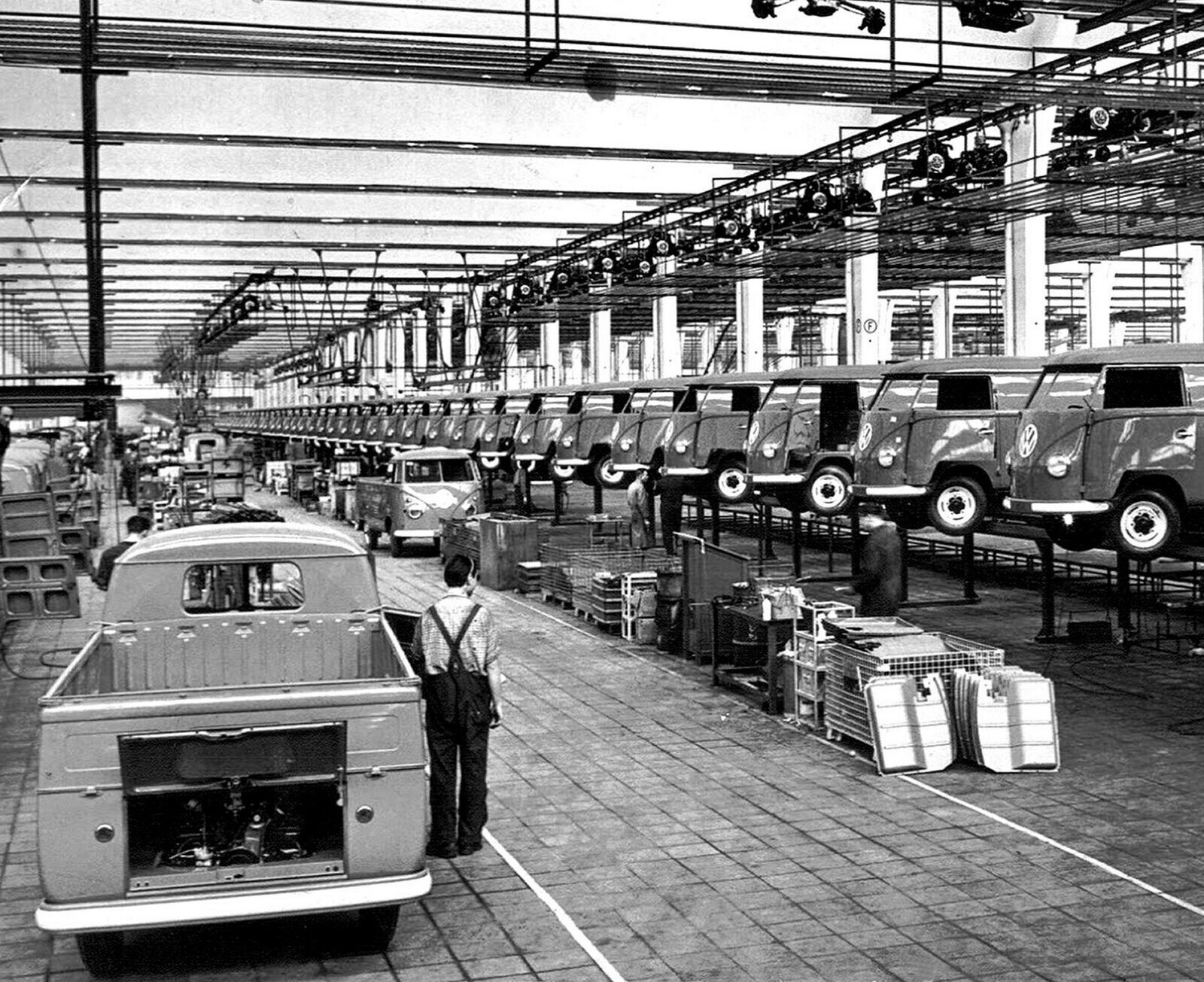 1967 VOLKSWAGEN BUS ASSEMBLY Line Classic Car FACTORY Picture Photo 4x6 1967 VOLKSWAGEN BUS ASSEMBLY Line Classic Car FACTORY Picture Photo 4x6