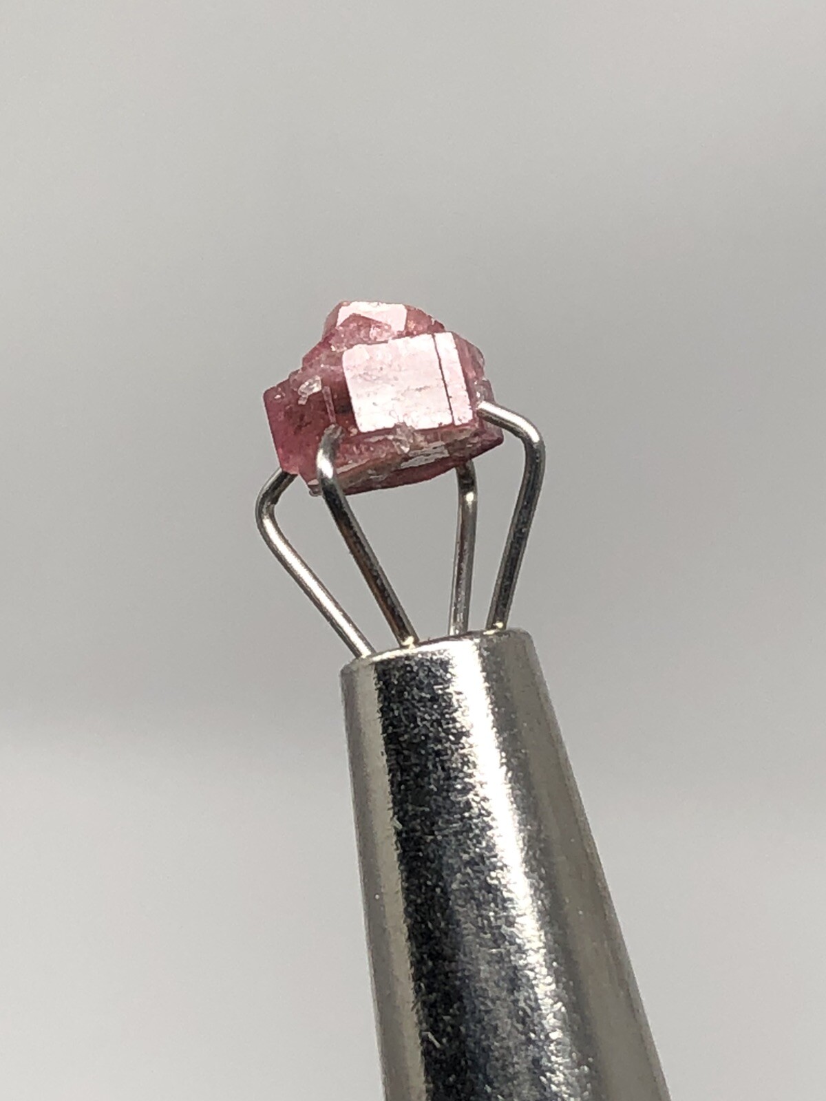 Red Beryl 0.65ct Twins Utah Raw Rough w/ Rhyolite N8