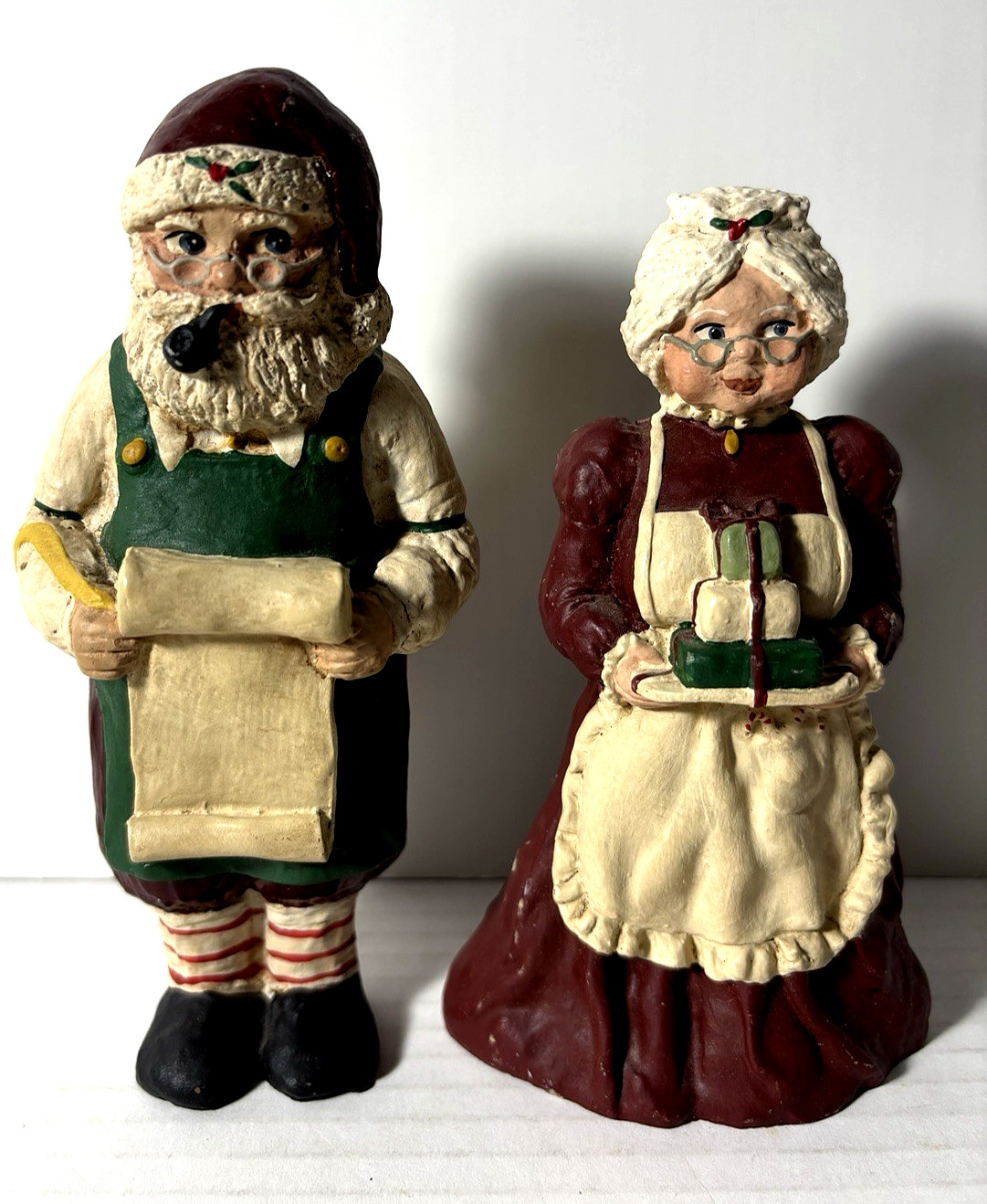 Vintage Old World Style Santa And Mrs. Claus Figurines Vintage Old World Style Santa And Mrs. Claus Figurines