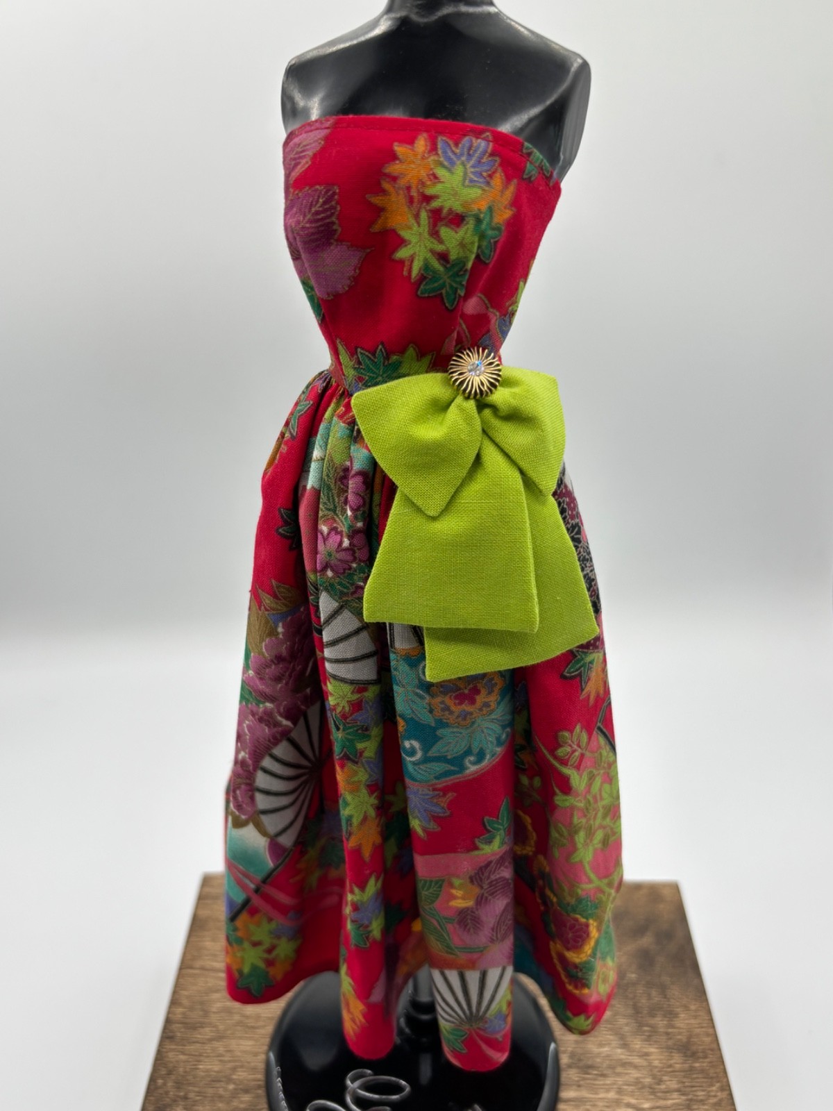 Vintage Gene Marshall Asian Style Red Doll Dress w/ Manaquin Vintage Gene Marshall Asian Style Red Doll Dress w/ Manaquin