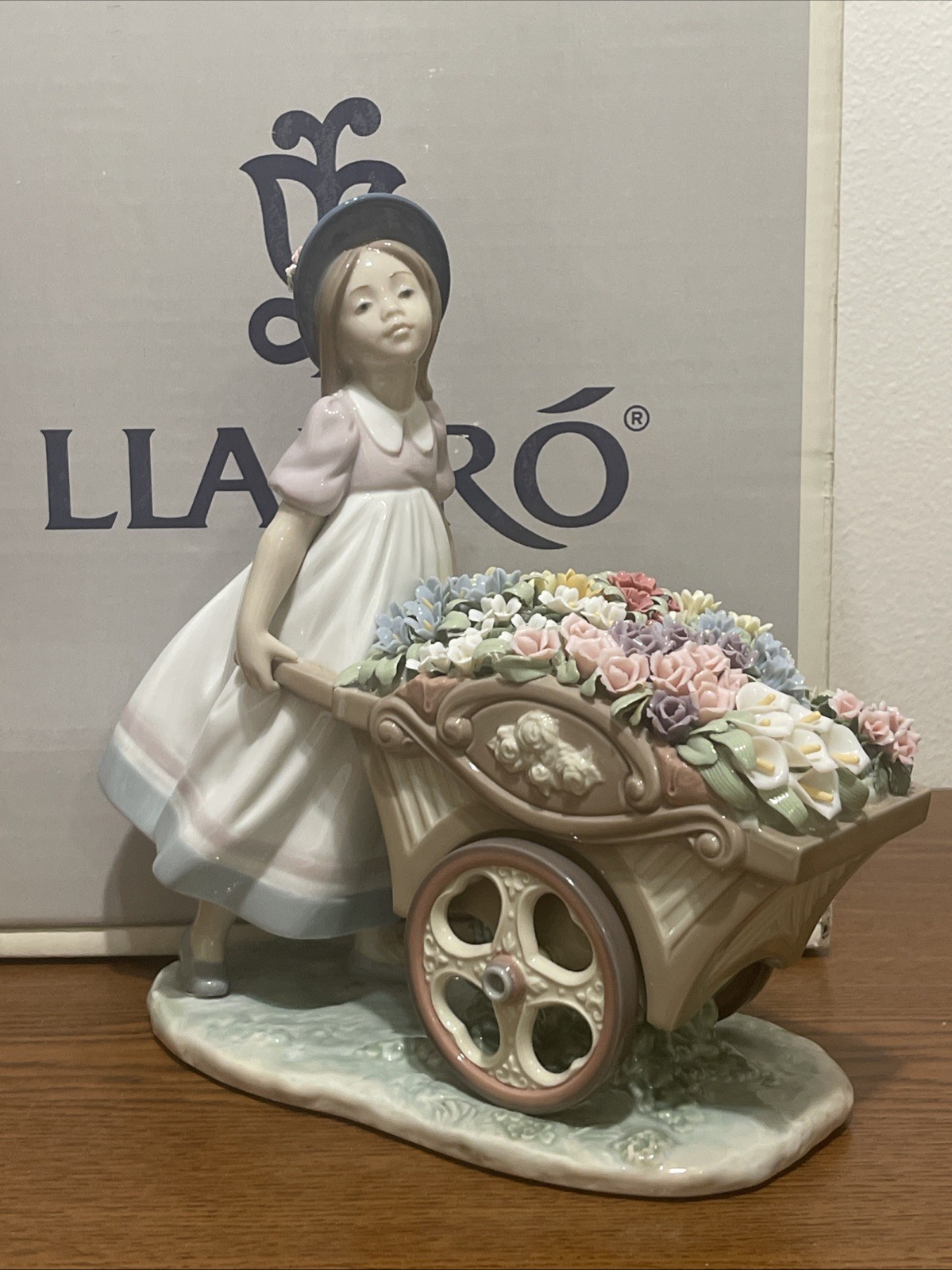 LLADRO Love's Tender Tokens Girl Figurine #6521 W/Original Box LLADRO Love's Tender Tokens Girl Figurine #6521 W/Original Box