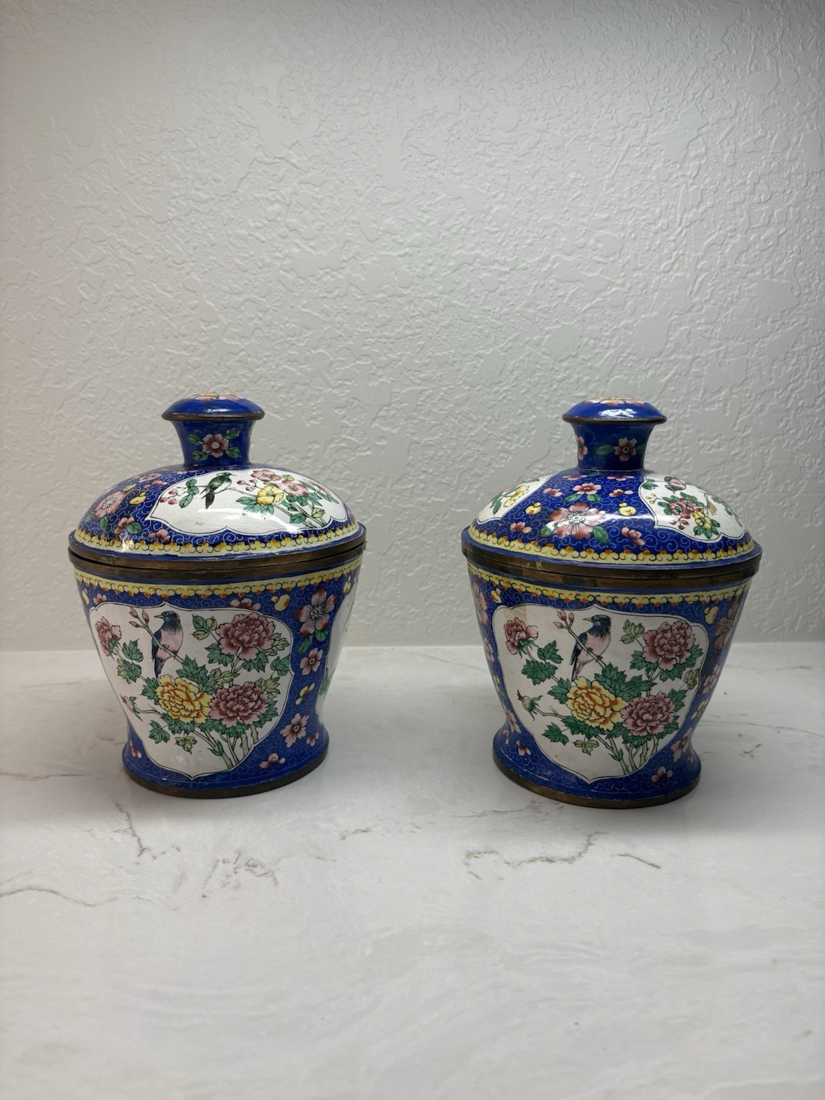 Pair of Large Antique Chinese Canton Enamel Lidded Copper Jar 廣州銅胎畫琺瑯開光花鳥紋蓋罐一對 Pair of Large Antique Chinese Canton Enamel Lidded Copper Jar 廣州銅胎畫琺瑯開光花鳥紋蓋罐一對