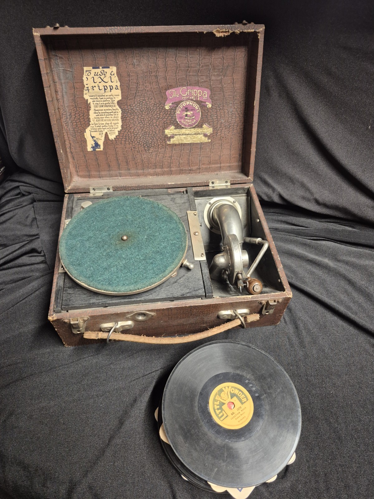Vintage 1920s Perophone Pixie Grippa Portable Gramophone & 15 Little Wonder...