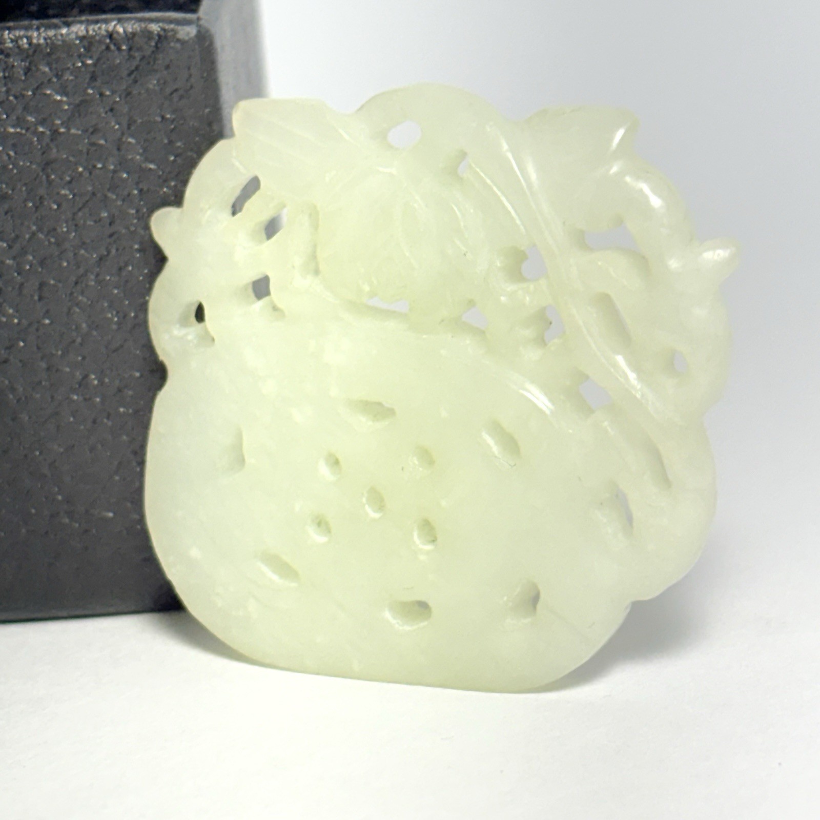 Chinese Carved Nephrite Jade Floral Pendant 11.7g Chinese Carved Nephrite Jade Floral Pendant 11.7g