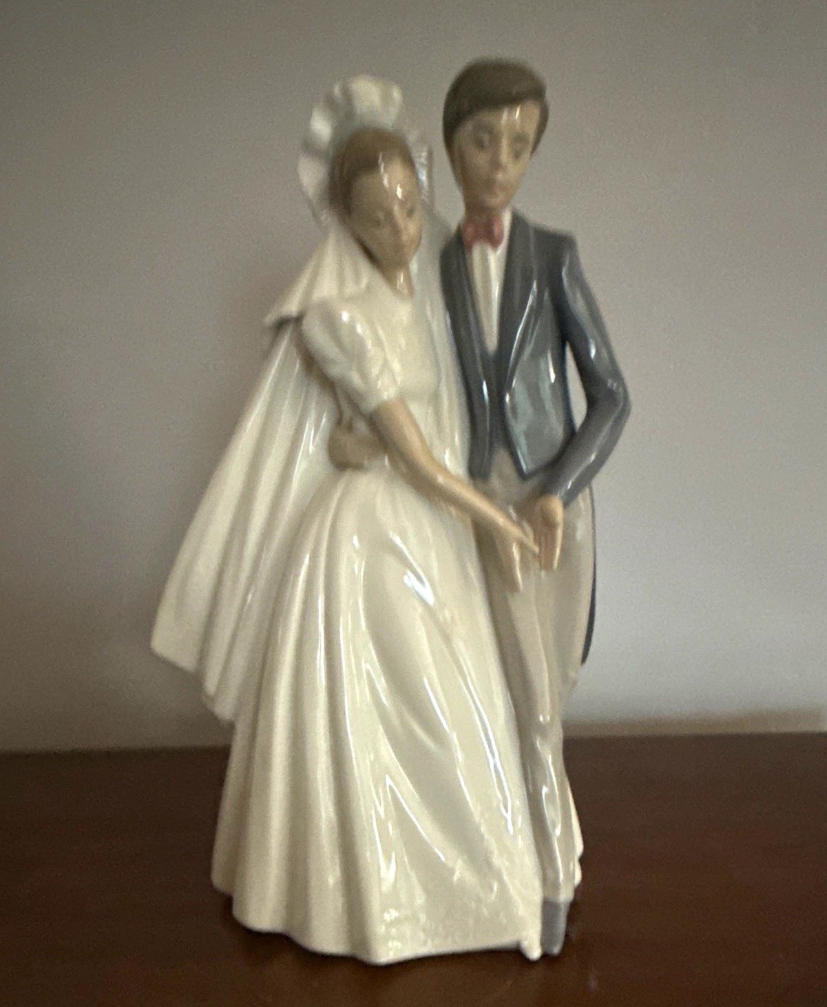 NAO by Lladro “Unforgettable Dance” Bride & Groom Figurine 1247 NAO by Lladro “Unforgettable Dance” Bride & Groom Figurine 1247