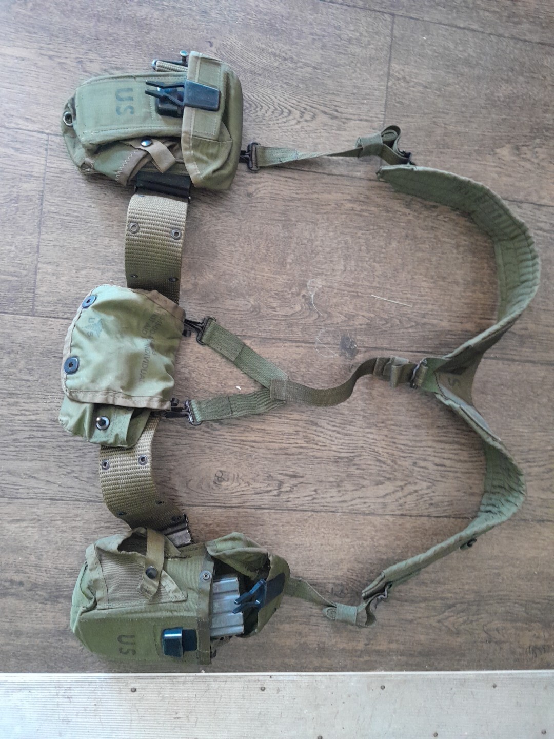 Vintage Over The Shoulder Military Strap With 3 Pouches 1 Has Clip In It