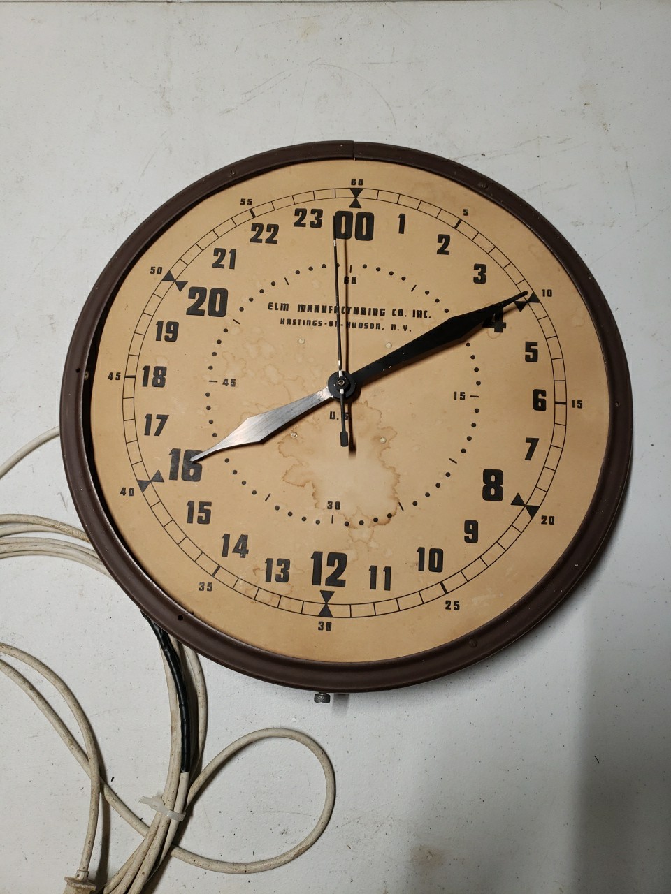 Vintage Elm Manufacturing Co Clock, Vintage Elm Manufacturing Co Clock,
