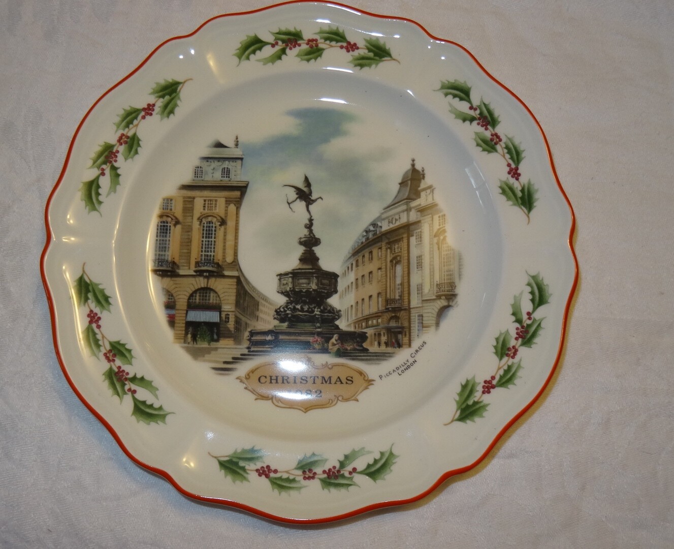 Wedgwood Queen\'s Ware Christmas Plate 1982 Piccadilly Circus Alan Price 8 1/4\