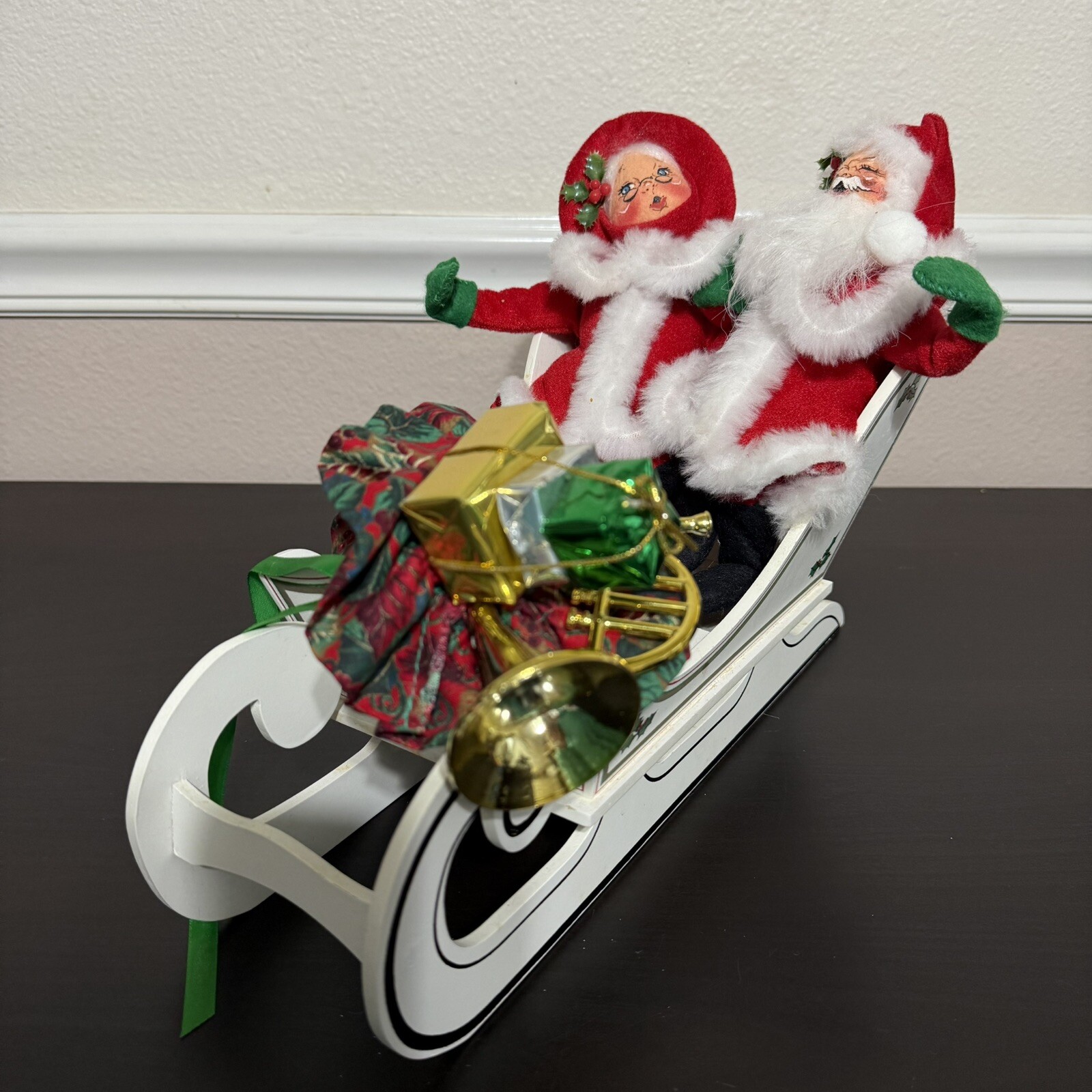 Vintage 1996 Annalee Santa & Mrs Claus in Sleigh with Gifts #5364 RARE Holly