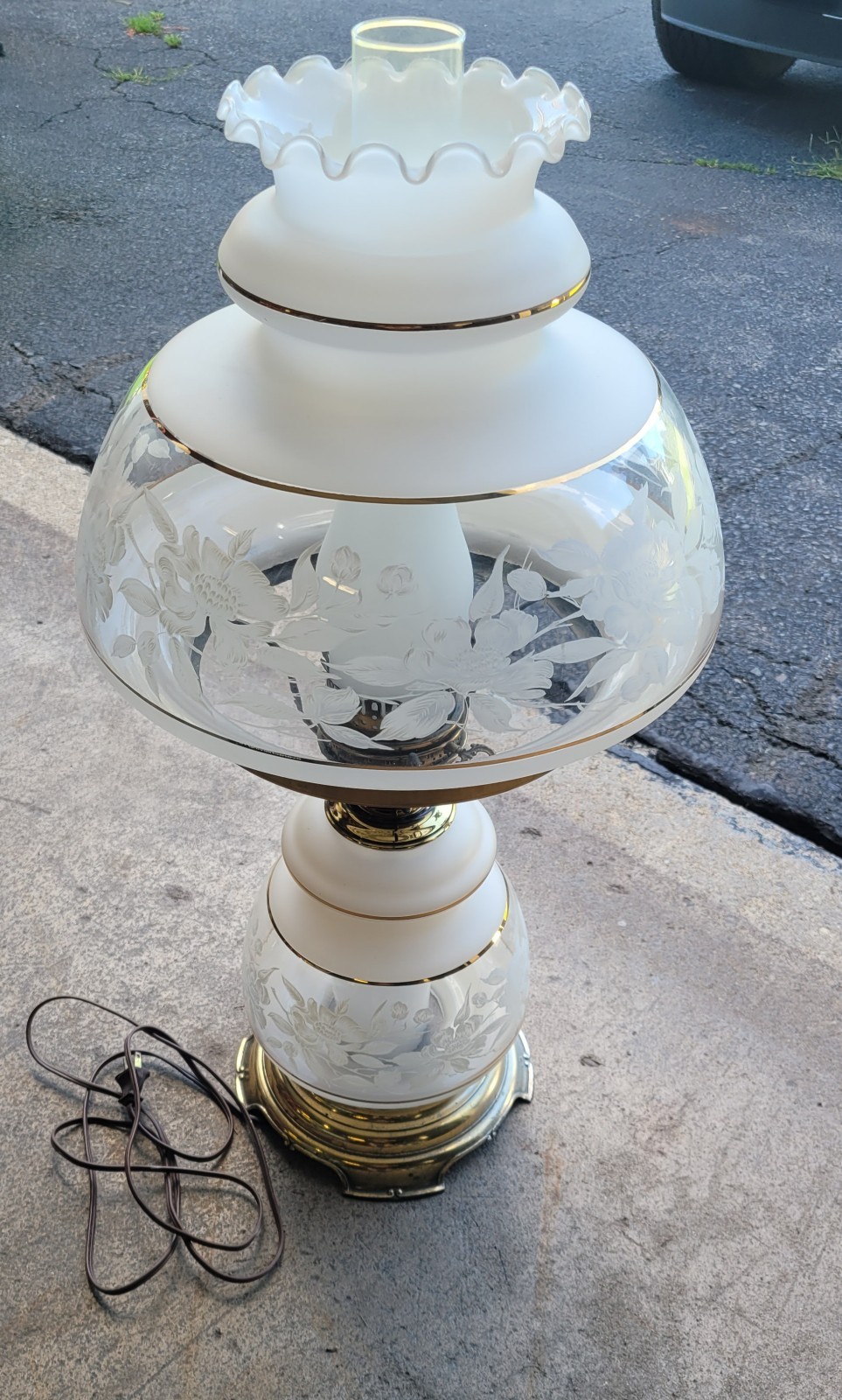 Quoizel 1978 Vintage Satin Lace Hurricane lamp in great condition and working Quoizel 1978 Vintage Satin Lace Hurricane lamp in great condition and working