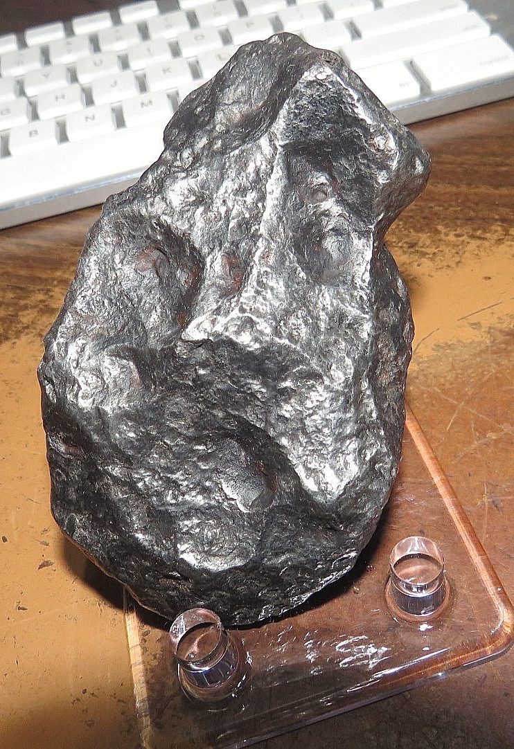 676 gm . CAMPO DEL CIELO METEORITE 1.5+ LBS  MUSEUM GRADE STAND ARGENTINA