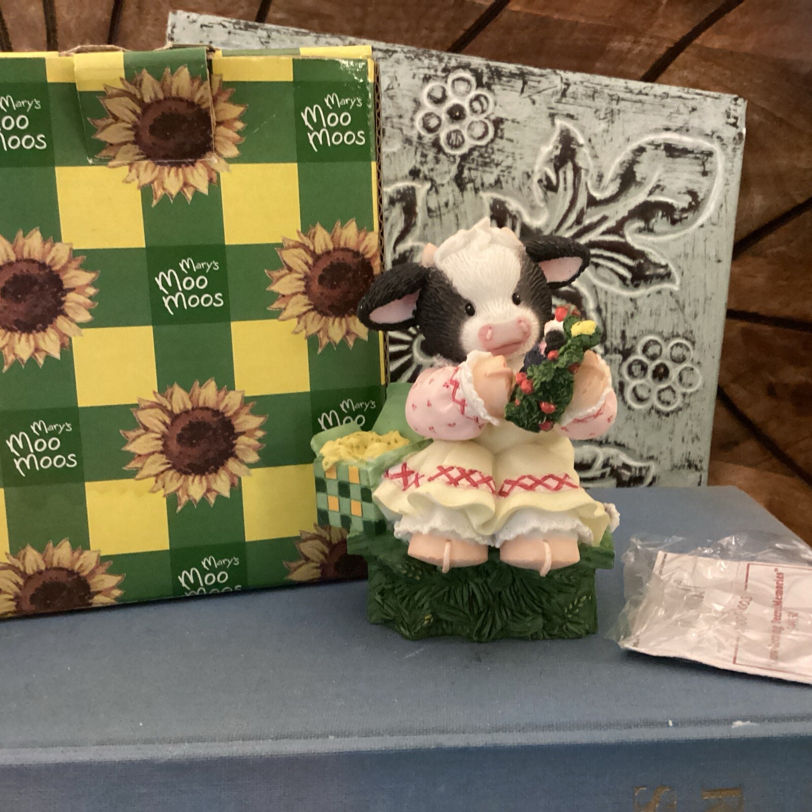 NIB 1999 ENESCO Mrary\'s Moo-Moos Series JOHN DEERE Girl Present Figurine #549150