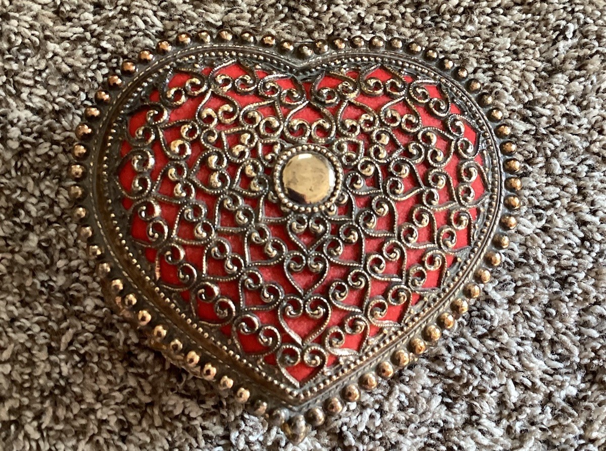 Vintage Heart Shaped Edwardian Collar Studs Jewelry Box (See Pictures) Vintage Heart Shaped Edwardian Collar Studs Jewelry Box (See Pictures)