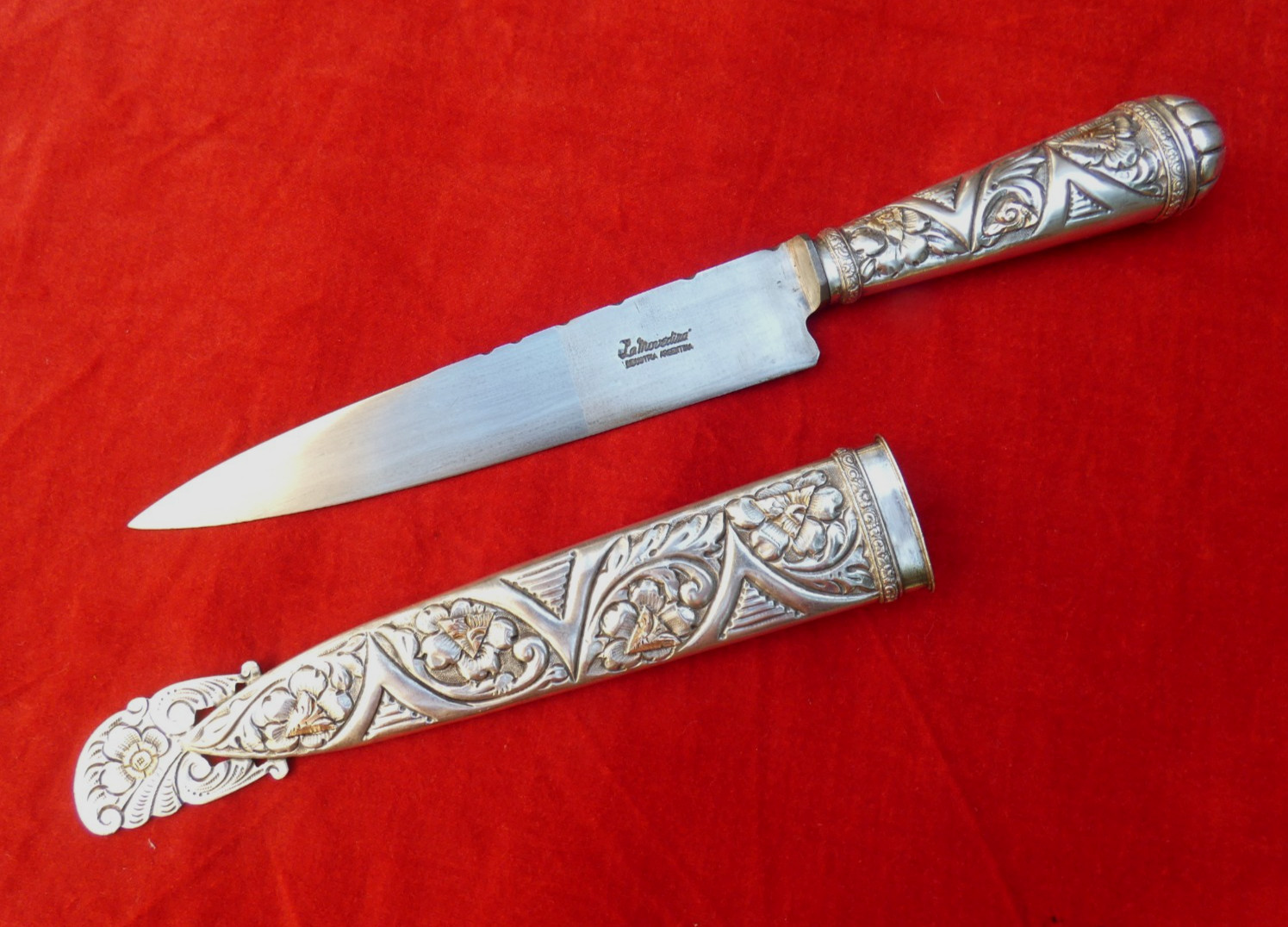 STUNNING VINTAGE GAUCHO KNIFE DAGGER 800 SILVER / 18K GOLD Hand Chased sterling