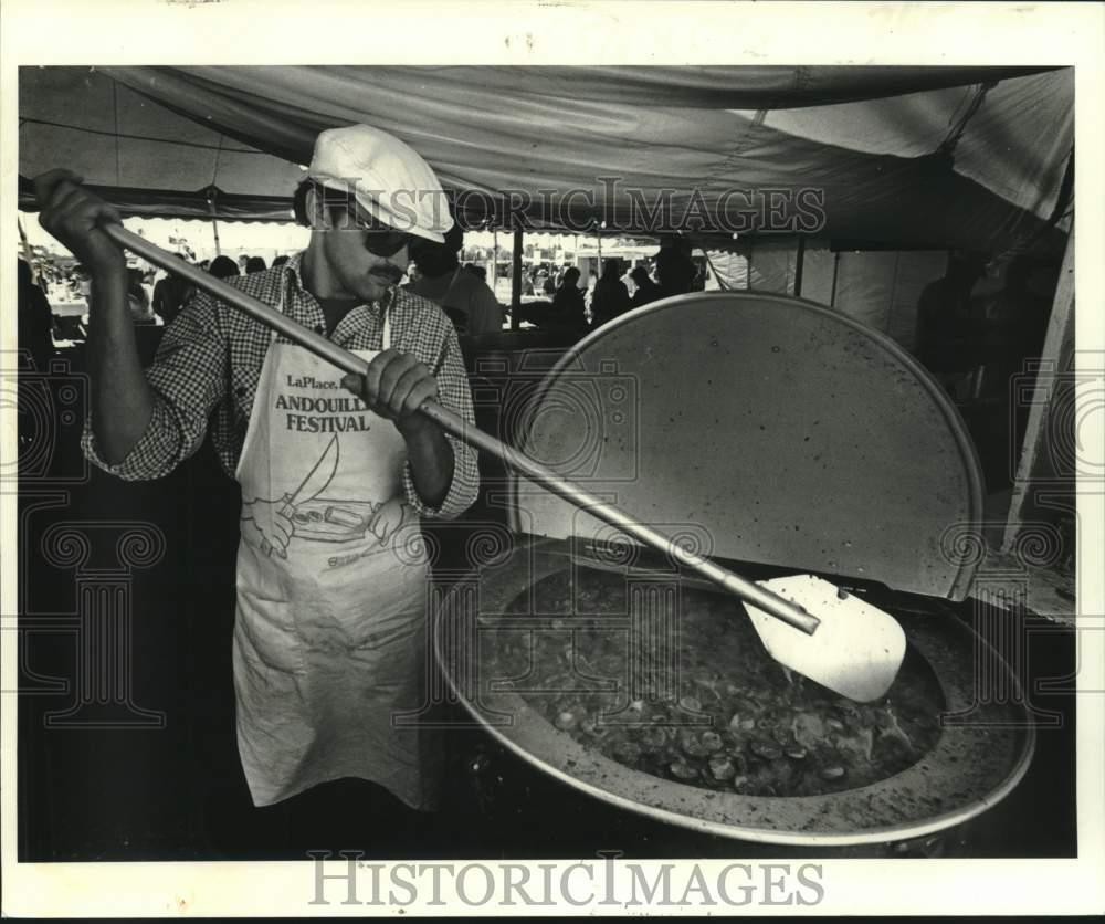1980 Press Photo Mike Manson of LaPlace, stirs pot filled with Andouille Gumbo 1980 Press Photo Mike Manson of LaPlace, stirs pot filled with Andouille Gumbo
